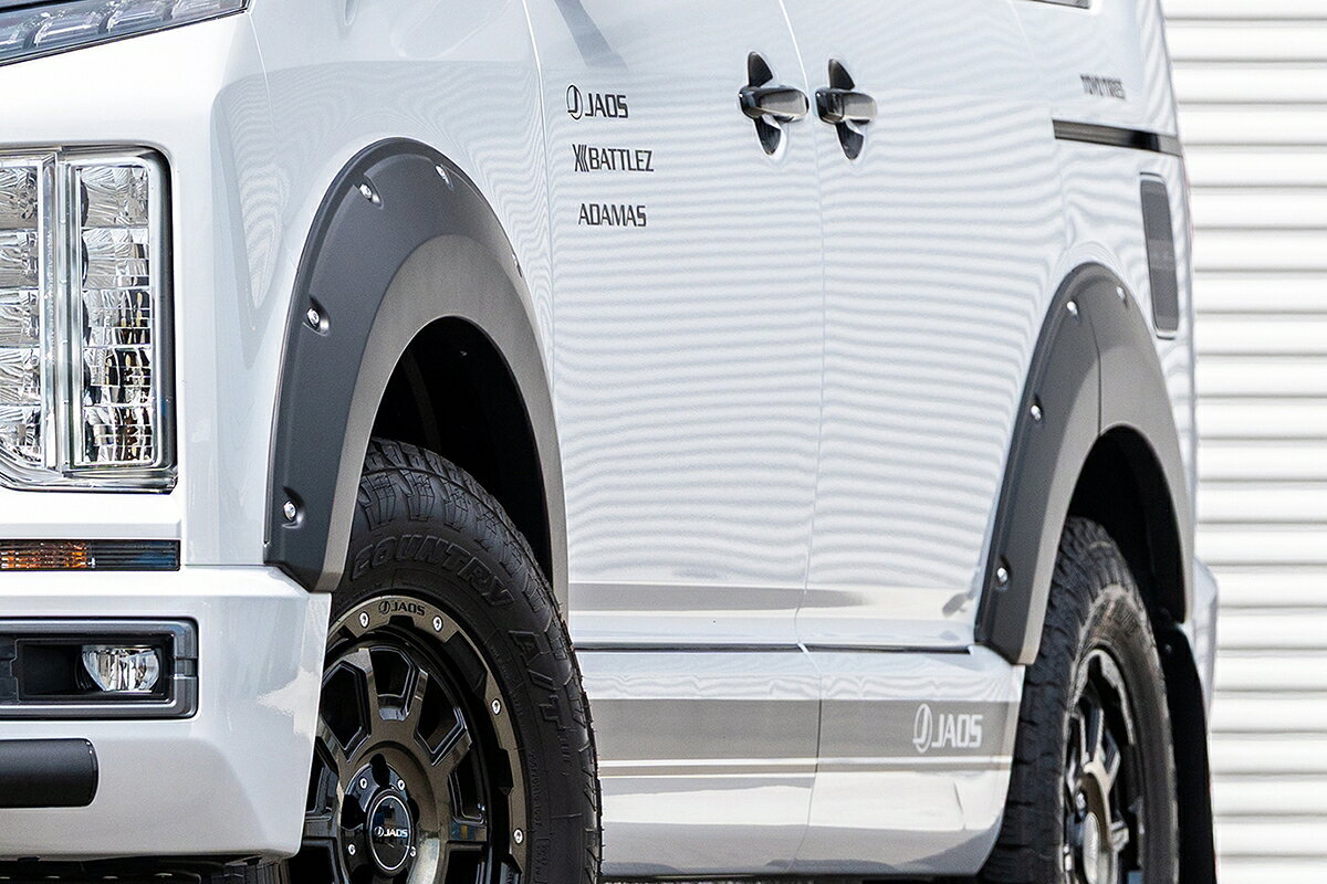 車メーカーMITSUBISHIミツビシ車種DELICA D:5デリカD:5型式3DA-CV1W年式R8.1～ (2026/01～)品番B135307NPメーカーJAOSジャオス商品内容フェンダーガーニッシュ本体（6ピース）、ダミーボルト（24個）仕様フェンダーガーニッシュ：ABS（未塗装品）　ダミーボルト：ABS（クロームメッキ）ブラケット：ステンレス、t1.0、カチオン塗装取付方法純正交換参考取付時間2.5～3.0時間装着時寸法全幅：＋20mm未満注意・補足※製品は未塗装です。装着の際には塗装していただく必要があります。画像はマットブラック塗装品です。付属のエンドモールカラーは「ブラック」です。オプションで「グレー」をご用意しています。品番：D996002　定価：￥550（税抜￥500）／1.0m　※1台分の取り付けには6m必要ダミーボルトはオプションで「ブラック」をご用意しています。　品番：D134102　定価：￥3,300（税抜￥3,000）／32個セット　※1台分の取り付けには24個必要フェンダーガーニッシュは左右装着で保安基準（20mm未満）の設計ですが、実際の車両寸法による誤差や製品の取付け具合によっては車検証記載幅より20mmを超えてしまうことがあります。その場合は、構造変更手続きが必要となります。純正ホイールアーチモールの取り外しが必要です。塗装品の設定あり品番：B135307MB（カラー：マットブラック）納期についてこちらの商品はお取り寄せ商品です。メーカー在庫切れの場合は場合によっては数ヶ月お時間を頂く場合もございます。お急ぎの場合はご注文前に必ず在庫確認をお願い致します。納期が遅い等やご注文後のキャンセルは一切お受けできません。注意事項※お客様の見落としや確認ミスでのキャンセル・交換・返品は一切お受けできません。※商品画像はサンプルです。実際の商品と色や細部が異なる場合がございます。※適合情報は随時更新しておりますが、告知なくメーカー側にて更新される場合がございますので、必ずご注文前にメーカーホームページにて最新の適合表をご確認頂ますようお願い致します。送料表※下記の送料表が適用されます。ご注文時に自動計算されます通常送料ではございません。(送料は全て税別)フェンダーの加工をせずオリジナルダミーボルトによってサイドビューをワイルドに仕立てる「type-X」。本体は剛性と高品質な質感を合わせ持つABS製です（製品は未塗装です。装着の際には塗装していただく必要があります）。また、汎用性のあるオリジナルカラー「マットブラック」の塗装品もご用意しています。