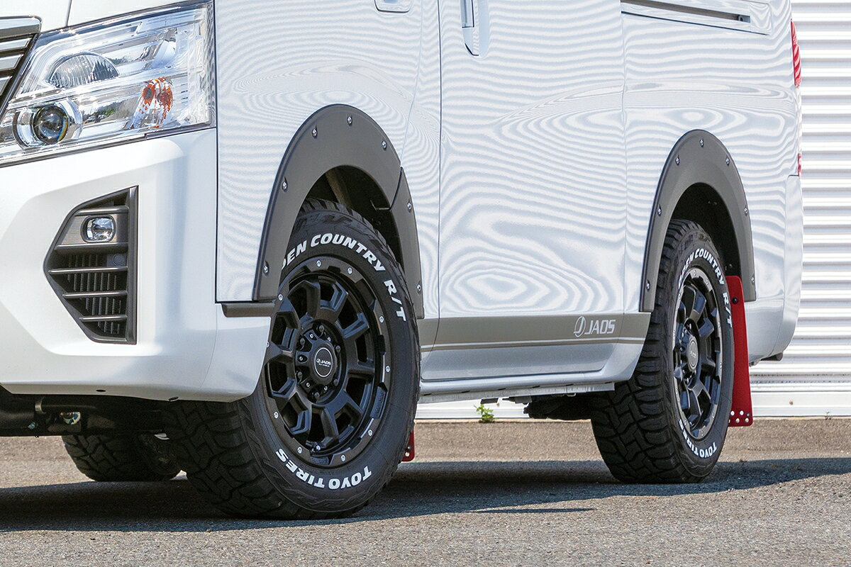 車メーカーNISSANニッサン車種CARAVANキャラバン型式E26系年式H24.6～ (2012/06～)品番B135482TBメーカーJAOSジャオス商品内容フェンダーガーニッシュ本体（6ピース）、ダミーボルト（28個）仕様本体：ABS（塗装品：タフブラック塗装）　ダミーボルト：AES（塗装品：タフブラック塗装）取付方法ボルトオン参考取付時間2.0時間装着時寸法全幅：＋20mm未満注意・補足・付属のエンドモールカラーは「ブラック」です。オプションで「グレー」をご用意しています。　品番：D996002　定価：￥500（税込￥550）／1.0m　※1台分の取り付けには7m必要・未塗装品の設定あり／品番：B135482NP・塗装品の設定あり（マットブラック／シボ塗装）／品番：B135482MB・左右装着で保安基準（20mm未満）の設計ですが、車両によっては車検証記載幅より20mmを超えてしまう場合があります。その場合は、構造変更手続きが必要となります。・ダミーボルトは装着された状態で塗装されています。納期についてこちらの商品はお取り寄せ商品です。メーカー在庫切れの場合は場合によっては数ヶ月お時間を頂く場合もございます。お急ぎの場合はご注文前に必ず在庫確認をお願い致します。納期が遅い等やご注文後のキャンセルは一切お受けできません。注意事項※お客様の見落としや確認ミスでのキャンセル・交換・返品は一切お受けできません。※商品画像はサンプルです。実際の商品と色や細部が異なる場合がございます。※適合情報は随時更新しておりますが、告知なくメーカー側にて更新される場合がございますので、必ずご注文前にメーカーホームページにて最新の適合表をご確認頂ますようお願い致します。送料表※下記の送料表が適用されます。ご注文時に自動計算されます通常送料ではございません。(送料は全て税別)わずか片側9mmというタイトなサイズながら、緻密に計算されたデザインにより確かな存在感を放つフェンダーガーニッシュ。本体には、剛性と上質な質感を兼ね備えたABS素材を採用し、さらに&ldquo;タフブラック&rdquo;仕様によって耐衝撃性をプラス。使用されている塗料は、過酷な環境にさらされるピックアップトラックの荷台にも対応するほどの高い耐久性を誇ります。意匠性にも優れるこの塗装は、カスタム性と質感の両立を実現したハイクオリティな仕上がりです。