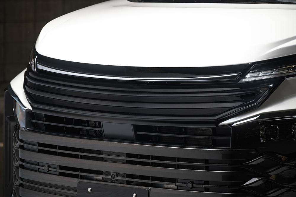 M'z SPEED フロントグリルガーニッシュ アティチュードブラックマイカ (218) ABS ヴォクシー ZWR90W ZWR95W R4.1〜 ハイブリッドS-Z/S-G グレースライン 3054