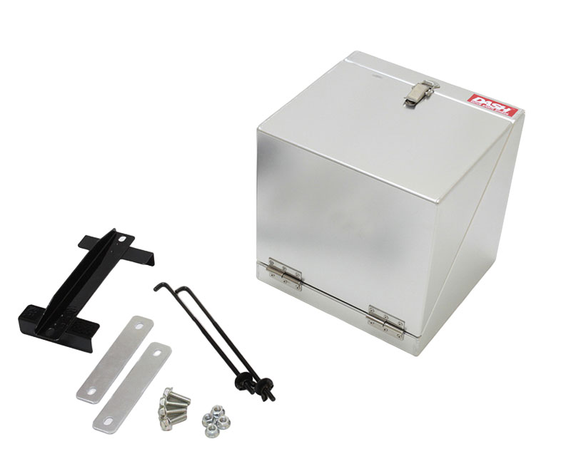 品番240 003 0品名バッテリーボックス ODYSSEY LB1200専用仕様サイズ　：幅 245 × 高 245 × 奥行 225（mm）適合バッテリーサイズ：ODYSSEY 1200※バッテリー固定用トレー＆クランプ付属注意事項※ お客様の見落としや確認ミスでのキャンセル・交換・返品は一切お受けできません。※ 商品画像は代表車種の物です。車種毎に形状は異なります。※ 適合情報は随時更新しておりますが、告知なくメーカー側にて更新される場合がございますので、必ずご注文前にメーカー適合表にて最新の適合表をご確認頂ますようお願い致します。納期についてメーカー在庫があれば3～4日営業日、欠品時は1ヶ月～お時間がかかります。お急ぎの場合はご注文前に必ず在庫確認をお願い致します。※納期が遅い等によるキャンセルは一切お受けできません。オクヤマ 競技用パーツ・室内やトランク内にバッテリーを移設した際に、急ブレーキや万が一のクラッシュ時にバッテリーが室内で大暴れ！しては大変です。室内にしっかりとバッテリーを固定、保護する為のアルミ製のケースです。・バッテリーはODYSSEY LB1200専用になります。・BOXのフタ部分に関しましては、開閉ヒンジ、上部フック等、強度と整備性に考慮し設計を行いました。・バッテリー固定用のプレートSETです。又、ケーブルの保護の為のラバーリングを使用したケーブル取り入れ口、そしてBOX表面はオクヤマ得意の経年変化や傷に強い特殊アルマイト加工を施しています。