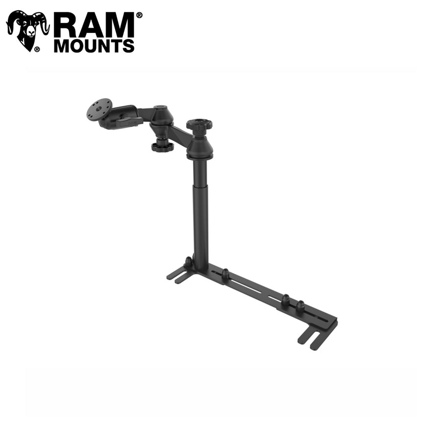 品番P107-1733品名AMPSラウンドベース＆汎用車載マウントセット 左ハンドル車用 1.5インチボール RAM-VB-196-SW2色[カラー]ブラックサイズ1.5インチボール重量[グラム]5436g材質[素材]粉体塗装スチール(Powder coated steel)、Marine grade-aluminum内容量[数量]1個付属品取付ネジ類、スタビライザーフット特記事項この商品はCサイズ(1.5インチボール)規格です。他のボールサイズとの互換性はありません。使用上の注意※取付け時は使用環境、取付け箇所の必要に応じて適宜市販の緩み止め接着剤などを使用して確実に固定してください。※必ず使用用途に合った耐荷重のボールサイズをお選びください。また万が一の脱落防止のため、装着機器には脱落防止用ストラップなどを使用してください。※製造工程上、製品表面の塗膜に一部色ムラや剥がれ、バリが見受けれらる場合がございます。製品の使用・機能的に問題がない場合は補償対象外となります。注意事項※ お客様の見落としや確認ミスでのキャンセル・交換・返品は一切お受けできません。※ 商品画像は代表車種の物です。車種毎に形状は異なります。※ 適合情報は随時更新しておりますが、告知なくメーカー側にて更新される場合がございますので、必ずご注文前にメーカー適合表にて最新の適合表をご確認頂ますようお願い致します。納期についてメーカー在庫があれば3～4日営業日、欠品時は1ヶ月～お時間がかかります。お急ぎの場合はご注文前に必ず在庫確認をお願い致します。※納期が遅い等によるキャンセルは一切お受けできません。ラムマウント RAM mounts 車載マウント 車載用マウント 車載ホルダー 車載用ホルダーGarminやTomTomなどのGPS機器取り付け用のスタンダード規格であるAMPSホールパターンは、4つの穴が約30×38mmの間隔で配置されています。RAM MOUNTSのAMPSホールベースは、タブレットホルダーなどのマウントパーツ、ボール部分が付属しないベースパーツなど一部製品の取り付けに必要なジョイントパーツです。汎用性が高く、ジョイントとしてだけでなくビス留めしてベースパーツとして使用することも可能です。主に自動車のシートレールに取り付けるベースパーツとの組み合わせで、好みのマウントを構築することができます。アーム部分は簡単に角度調整が可能なスイングアームが採用されています。※左ハンドル車専用です。