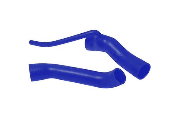 車メーカーAUDIアウディ車種Ur Quattro (original quattro)URクワトロ (オリジナルクワトロ)年式S55～S62 (1980～1987)エンジンWR/GV/WX過給器等ターボグレード2.2L 10V品番40TCS452品名ターボホースキットホースカラーブルーキットに含まれるホース本数2バンドキット品番(別売)CK452商品説明ターボ車の性能を左右する吸気管を高強度、高効率に仕上げた専用ホースキット。複雑なパイプ形状にもフラットな内部がスムーズな吸気を実現。タービン性能を最大限に引き出します。また、積層構造により高ブースト時の変形、膨張を追放。ホース抜けも抑制します。納期について海外生産・受注生産の為、10～12週間(営業日)お時間がかかります。※納期が遅い等によるキャンセルは一切お受けできません。注意事項※納期が1ヶ月以上必要な場合はお支払い方法が振込のみとなります。※お客様の見落としや確認ミスでのキャンセル・交換・返品は一切お受けできません。※生産ロットにより、ホースごとに色合いが異なる場合があります。また、ロゴの有無およびデザイン、位置についても異なる場合があります。予めご了承ください。※特注カラーは納期が半年～1年前後かかりますので現在お取り扱いしておりません。※ホースバンドはキットに含まれておりません。※対応するホースバンドキットと同時購入の場合は同梱可能です。※商品画像はサンプルです。車種毎に形状は異なります。※適合情報は随時更新しておりますが、告知なくメーカー側にて更新される場合がございますので、必ずご注文前にメーカーホームページにて最新の適合表をご確認頂ますようお願い致します。SAMCO SPORTS TOPLINE SILICONE HOSE TURBO HOSE KIT サムコスポーツ トップライン シリコンホース ターボホース高品位マテリアルを重ね合わせる独自製法で極めた高品質・高性能製造を行うイギリス工場では一貫した内製システムにより、精工に造られた治具をベースにマイスターが1本1本に丁寧な巻き上げ作業を実施。この手間の掛かるハンドメイドこそがサムコの高精度フィッティングの源です。独自のシリコン素材とファイバー繊維を重ね合わせる積層構造は抜群の強度を誇り、ホース膨張を抑えるとともに気密性と相まって冷却系統では温度上昇抑制に寄与。複雑な曲がりや分岐を生じる箇所にも品質を保持することはもちろん、フラットな内壁が流体へのストレスを排除。また、用途に応じたマテリアルの採用により、腐食、劣化を寄せ付けない強靭さを発揮。適材適所で最適なパフォーマンスが実現可能です。