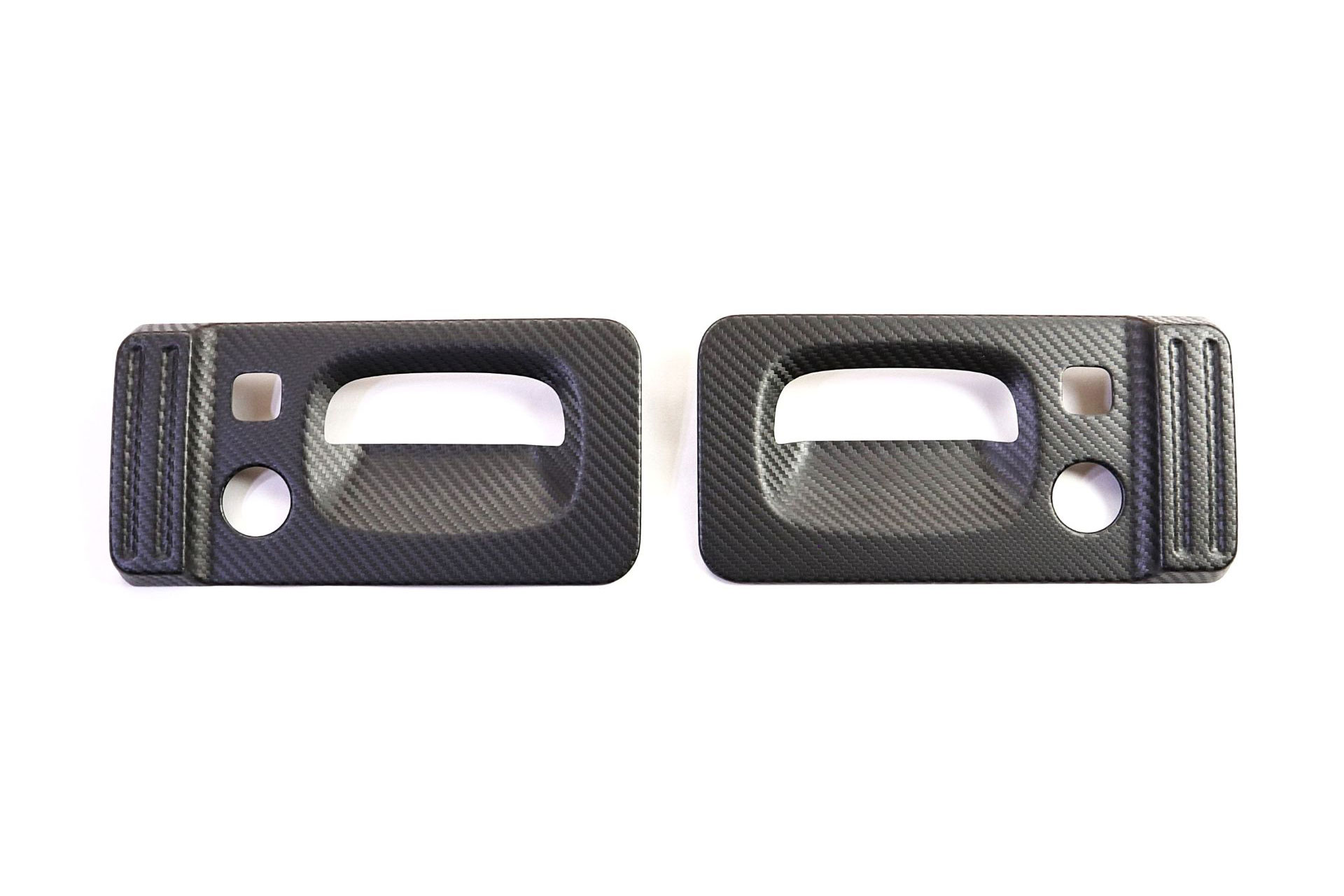 車メーカーSUZUKI / スズキ車種JIMNY SIERRA / ジムニーシエラ型式JB74W品番60Y-O48CB品名ドアエッヂプロテクター カーボンライク素材AES仕上げカーボンライク取付付属の両面テープにて貼り付け納期についてこちらの商品はメーカー直送になります。同一メーカーの商品の小物に限り同梱可能です。メーカー在庫があれば3～4営業日、欠品時は1ヶ月～お時間がかかります。お急ぎの場合は必ずご注文前に在庫確認をお願いいたします。※納期が遅い等によるキャンセルは一切お受けできません。注意事項※使用前にボディ及びモール等、部品表面のテープ接着部の油分(ワックス等)、汚れ等を脱脂溶剤等で確実に拭き取ってください。※貼り付け後、テープ貼り付け面を十分圧着してください。※15℃以下になると接着しにくくなりますので、作業場を温めてください。貼り付け面と部品を暖房器具などで温めてください。※接着後24時間以内の洗車は避けてください。※お客様の見落としや確認ミスでのキャンセル・交換・返品は一切お受けできません。※商品画像はサンプルです。実際の商品と異なる場合がございます。※商品情報は随時更新しておりますが、告知なくメーカー側にて更新される場合がございますので、必ずご注文前にメーカーホームページにて最新の情報をご確認頂ますようお願い致します。SILKROAD silkroad Silkroad シルクロードフロントバンパープロテクター、サイドステッププロテクター、フェンダープロテクター、ドアエッヂプロテクターが新登場！ドレスアップ効果はもちろん、プロテクターとのネーミング通りフロントバンパーやサイド部のボディ保護の役割を担います。カーボンライクはAES樹脂製、シルバーはABS樹脂製を真空成型製法により、高精度なフィッティングを実現しました。装着は本製品の裏面の両面テープをはがし、車体に貼り付けるだけなのでボディ加工の必要がなく安心です。