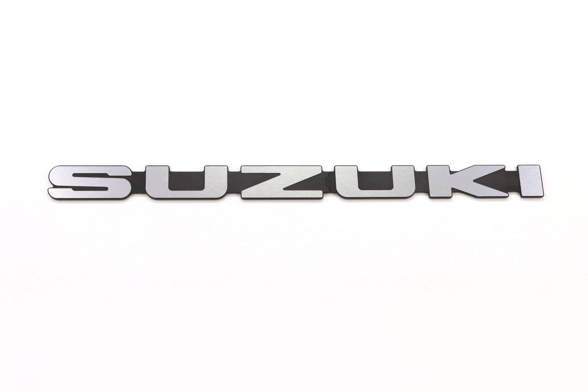 車メーカーSUZUKI / スズキ車種JIMNY SIERRA / ジムニーシエラ型式JB74W品番KDYCEM-S3SS品名マークレスグリル用スズキ ノビタエンブレム インパクト(超ビッグサイズ) ステンレスカラータイプインパクト(超ビッグサイズ)カラーステンレスカラーサイズ38×527×3付属品エンブレム用台座備考※装着写真はホワイトのものです。納期についてこちらの商品はメーカー直送になります。同一メーカーの商品の小物に限り同梱可能です。メーカー在庫があれば3～4営業日、欠品時は1ヶ月～お時間がかかります。お急ぎの場合は必ずご注文前に在庫確認をお願いいたします。※納期が遅い等によるキャンセルは一切お受けできません。注意事項※お客様の見落としや確認ミスでのキャンセル・交換・返品は一切お受けできません。※商品画像はサンプルです。実際の商品と異なる場合がございます。※商品情報は随時更新しておりますが、告知なくメーカー側にて更新される場合がございますので、必ずご注文前にメーカーホームページにて最新の情報をご確認頂ますようお願い致します。SILKROAD silkroad Silkroad シルクロードクドウジドウシャ製品のマークレスグリルにマッチする、ユルクラフト製スズキ ノビタエンブレムと台座のセットです。クドウジドウシャ製マークレスグリル専用品となります。