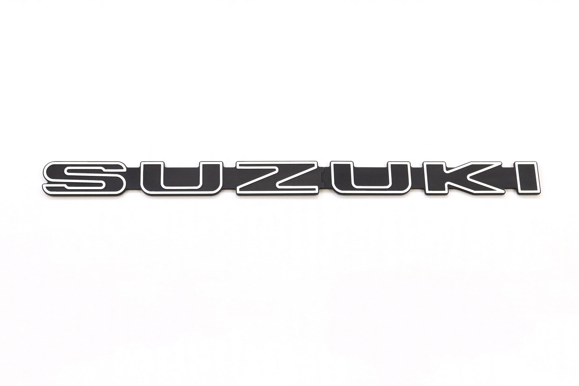 車メーカーSUZUKI / スズキ車種JIMNY / ジムニー型式JB64W品番KDYCEM-S4WH品名マークレスグリル用スズキ ノビタエンブレム ボーダー(超ビッグサイズ) ホワイトタイプボーダー(超ビッグサイズ)カラーホワイトサイズ38×527×3付属品エンブレム用台座備考※装着写真はステンレスカラーのものです。納期についてこちらの商品はメーカー直送になります。同一メーカーの商品の小物に限り同梱可能です。メーカー在庫があれば3～4営業日、欠品時は1ヶ月～お時間がかかります。お急ぎの場合は必ずご注文前に在庫確認をお願いいたします。※納期が遅い等によるキャンセルは一切お受けできません。注意事項※お客様の見落としや確認ミスでのキャンセル・交換・返品は一切お受けできません。※商品画像はサンプルです。実際の商品と異なる場合がございます。※商品情報は随時更新しておりますが、告知なくメーカー側にて更新される場合がございますので、必ずご注文前にメーカーホームページにて最新の情報をご確認頂ますようお願い致します。SILKROAD silkroad Silkroad シルクロードクドウジドウシャ製品のマークレスグリルにマッチする、ユルクラフト製スズキ ノビタエンブレムと台座のセットです。クドウジドウシャ製マークレスグリル専用品となります。