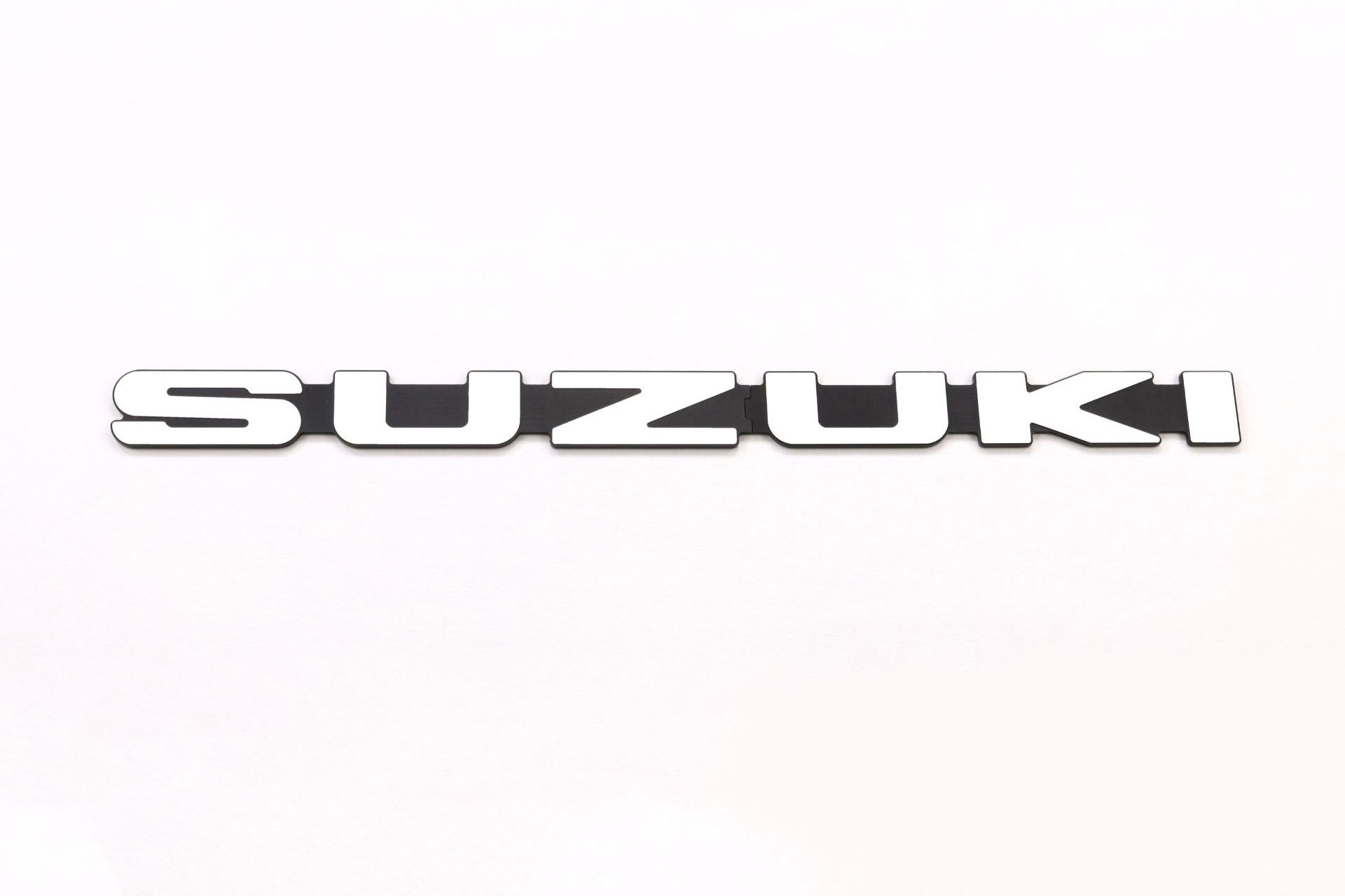 車メーカーSUZUKI / スズキ車種JIMNY / ジムニー型式JB64W品番KDYCME-S3WH品名マークレスグリル用スズキ ノビタエンブレム インパクト(超ビッグサイズ) ホワイトタイプインパクト(超ビッグサイズ)カラーホワイトサイズ38×527×3付属品エンブレム用台座納期についてこちらの商品はメーカー直送になります。同一メーカーの商品の小物に限り同梱可能です。メーカー在庫があれば3～4営業日、欠品時は1ヶ月～お時間がかかります。お急ぎの場合は必ずご注文前に在庫確認をお願いいたします。※納期が遅い等によるキャンセルは一切お受けできません。注意事項※お客様の見落としや確認ミスでのキャンセル・交換・返品は一切お受けできません。※商品画像はサンプルです。実際の商品と異なる場合がございます。※商品情報は随時更新しておりますが、告知なくメーカー側にて更新される場合がございますので、必ずご注文前にメーカーホームページにて最新の情報をご確認頂ますようお願い致します。SILKROAD silkroad Silkroad シルクロードクドウジドウシャ製品のマークレスグリルにマッチする、ユルクラフト製スズキ ノビタエンブレムと台座のセットです。クドウジドウシャ製マークレスグリル専用品となります。
