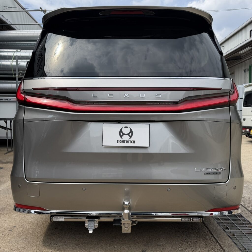 車メーカーLEXUSレクサス車種LM500h型式5AA-TAWH15W年式R5.12～ (2023/12～)品番9070-90メーカー名TIGHT JAPANタイトジャパンタイプスチールタイプ最大牽引能力750kg最大垂直静止耐荷重65kgマウント形状スラント型 ヒッチボールサイズロングボールメインバー形状曲げメインバー標準差込口形状丸型選択可能な差込口形状50mm角装着穴あけ加工ありセット内容・ヒッチメンバー本体・ヒッチメンバー取付プレート・ヒッチボール・ヒッチボールマウント・ボールマウントロックキー（鍵付き）・7極電気カプラー・電気配線セット・取付ボルトセット取付説明書取扱説明書ダウンロード納期についてこちらの商品は受注生産になります。ご注文後、約1～2週間でメーカー様より直送です。お急ぎの場合はご注文前に必ず在庫確認をお願い致します。納期が遅い等によるキャンセルは一切お受けできません。注意事項※お客様の見落としや確認ミスでのキャンセル・交換・返品は一切お受けできません。※商品画像はサンプルです。実際の商品と細部等が異なる場合がございます。※適合情報は随時更新しておりますが、告知なくメーカー側にて更新される場合がございますので、必ずご注文前にメーカー適合表にて最新の適合表をご確認頂ますようお願い致します。TIGHT JAPAN TIGHT HITCH タイトヒッチ タイトジャパン トレーラー けん引 牽引 ボート ジェットスキー ヒッチカーゴコンセプトは、車のリアフォルムや利便性を損なうことのない、強度とデザイン性を兼ね備えた製品であること。業界で初めてヒッチメンバーに美しさと防錆性をもったステンレスを使用したことからも、その先進性を高く評価されています。 スチール製ヒッチメンバー タイトヒッチのベーシックタイプ。RV、SUVから輸入車、ニューモデルまで幅広いラインナップ。 フルセットヒッチメンバー タイトジャパン製ヒッチメンバーは取付ボルトから電気配線等の牽引に必要な部品が全てセットになった製品です。 購入時に選択できるマウント形状 ヒッチメンバーご注文時に、マウントの挿し口サイズを選択できます。（50mm角/2インチ角）サイズ変更は無料で可能です。対応できない車種もございますのでお問い合わせください。基本は丸型挿し口です。