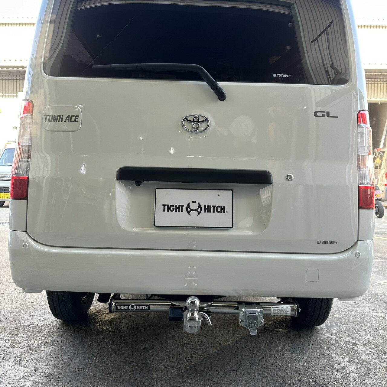 車メーカーTOYOTAトヨタ車種TOWNACE VANタウンエースバン型式5BF-S403M品番9056-12メーカー名TIGHT JAPANタイトジャパンタイプステンレスタイプII最大牽引能力750kg最大垂直静止耐荷重65kgマウント形状スラントローヒッチボールサイズショートボールメインバー形状ラウンドパイプ標準差込口形状丸型選択可能な差込口形状50mm角/2インチ角(マウント付属無)セット内容・ヒッチメンバー本体・ヒッチメンバー取付プレート・ヒッチボール・ヒッチボールマウント(2インチ角は付属なし)・ボールマウントロックキー（鍵付き）・7極電気カプラー・電気配線セット・取付ボルトセット取付説明書取扱説明書ダウンロード備考※ヒッチメンバー取付後も、リアスペアタイヤの脱着は可能です。納期についてこちらの商品は受注生産になります。ご注文後、約1～2週間でメーカー様より直送です。お急ぎの場合はご注文前に必ず在庫確認をお願い致します。納期が遅い等によるキャンセルは一切お受けできません。注意事項※差込口形状を2インチ角ご選択の場合はマウントの取り扱いが無い為、付属しません。別途ご用意ください。※お客様の見落としや確認ミスでのキャンセル・交換・返品は一切お受けできません。※商品画像はサンプルです。実際の商品と細部等が異なる場合がございます。※適合情報は随時更新しておりますが、告知なくメーカー側にて更新される場合がございますので、必ずご注文前にメーカー適合表にて最新の適合表をご確認頂ますようお願い致します。TIGHT JAPAN TIGHT HITCH タイトヒッチ タイトジャパン トレーラー けん引 牽引 ボート ジェットスキー ヒッチカーゴコンセプトは、車のリアフォルムや利便性を損なうことのない、強度とデザイン性を兼ね備えた製品であること。業界で初めてヒッチメンバーに美しさと防錆性をもったステンレスを使用したことからも、その先進性を高く評価されています。 ハーフステンレスヒッチメンバー サイドプレート以外は全てSUS304ステンレスタイプ。主に見えるクロスメンバーをステンレス製にしたスタイリッシュかつリーズナブルなヒッチメンバーです。 フルセットヒッチメンバー タイトジャパン製ヒッチメンバーは取付ボルトから電気配線等の牽引に必要な部品が全てセットになった製品です。※差込口形状を2インチ角ご選択の場合はマウントの取り扱いが無い為、付属しません。別途ご用意ください。 購入時に選択できるマウント形状 ヒッチメンバーご注文時に、マウントの挿し口サイズを選択できます。（50mm角/2インチ角）サイズ変更は無料で可能です。対応できない車種もございますのでお問い合わせください。基本は丸型挿し口です。