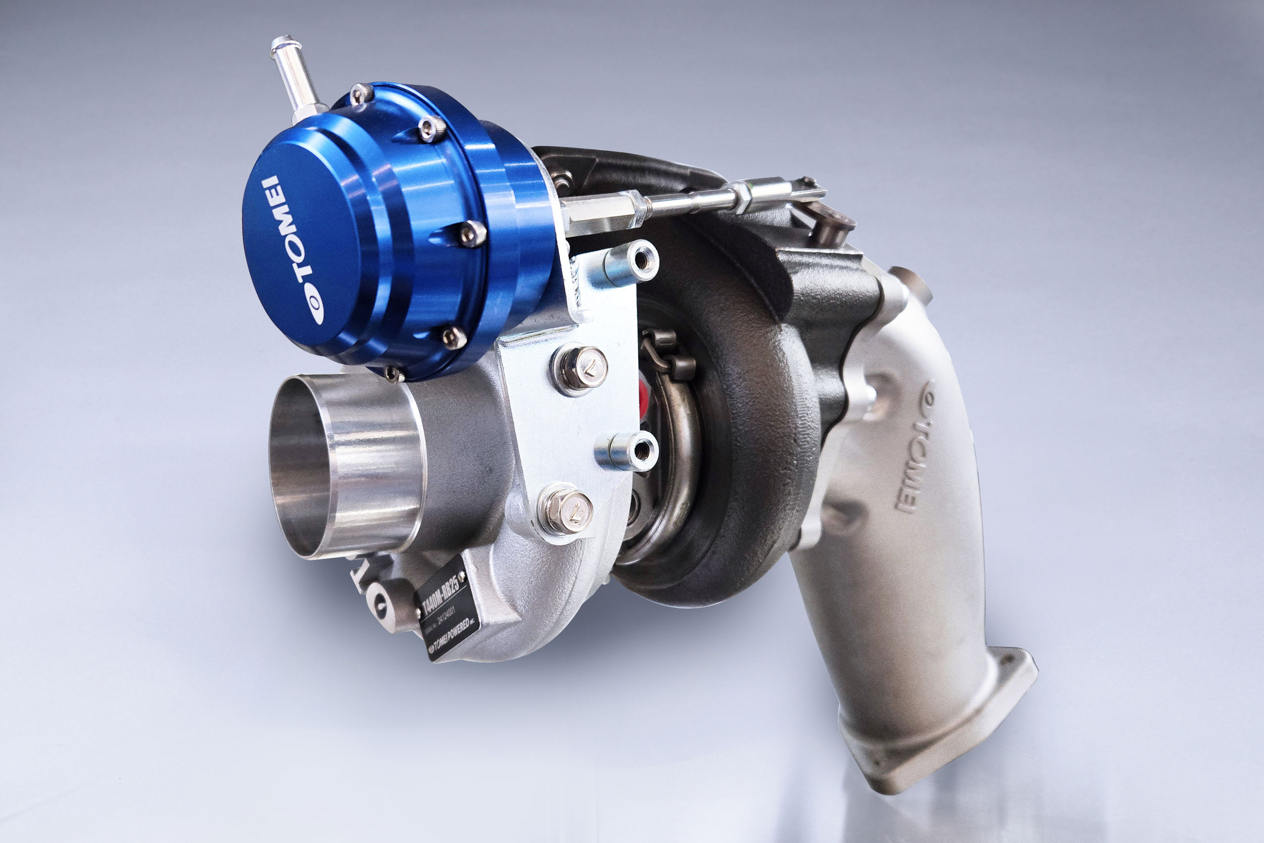 車メーカーNISSANニッサン車種SKYLINEスカイライン型式ECR33 ER33エンジンRB25DET品番173201品名T440M ターボアウトレットセットセット内容ターボ本体(品番：173033）ターボアウトレット（品番：422002）納期についてメーカー在庫があれば3～4営業日、欠品時は1ヶ月～お時間がかかります。お急ぎの場合はご注文前に必ず在庫確認をお願い致します。※納期が遅い等によるキャンセルは一切お受けできません。注意事項※ こちらの商品はメーカー直送になります。※ お客様の見落としや確認ミスでのキャンセル・交換・返品は一切お受けできません。※ 商品画像は代表車種の物です。車種毎に形状は異なります。※ 適合情報は随時更新しておりますが、告知なくメーカー側にて更新される場合がございますので、必ずご注文前にメーカーホームページにて最新の適合表をご確認頂ますようお願い致します。 TOMEI POWERED TURBO CHARGER ターボ関連T440M ターボキットRB25DET純正ブーストアップでは体感できない高回転までの伸びの良さ！旧来モデルよりさらにRB25チューニングを楽しく、使いやすいターボとなるようハウジング、タービンホイール、アクチュエーターのバランスを見直しました。低・中速域のピックアップを向上しつつ純正タービンでは不足している中間域から高回転の特性を追求しています。また、ビレッド式コンプレッサーホイールを新たに採用し、タービン効率も最適化させました。FEATURE / SPEC効率向上を追求したハウジング設計素材や形状を吟味し、エネルギー利用・潤滑・冷却の各効率向上を追及しています。フローティングメタル採用強化アクチュエーター採用シャフトの軸受け部にはフローティングメタルを採用しています。高過給時においても安定した過給圧が得られます。ボルトオンで装着取り付けの際に必要なガスケットや小部品が同梱され、加工をする事なく取付作業が始められます。安心の1年保証ご購入後、ユーザー登録をしていただくことで本製品は通常の使用状況における製品の不具合に関して、ご購入から1年間、弊社保証規定に基づき無償にて修理いたします。SPECコンプレッサーホイールデータ TRIM 入口径(mm) 外径(mm) BLADES RB25DET STD 53 48.5 66.5 6/6 TOMEI T440M 56 56.2 75.0 6/6 コンプレッサーホイールには高強度アルミ削り出し式を採用し、タービンの効率を最適化させました。特に可変バルタイ付エンジンではセッティング時の泣き所になるサージングを抑制します。タービンホイールデータ TRIM 外径(mm) 出口径(mm) BLADES RB25DET STD 70 43.0 51.5 9 TOMEI T440M 77.4 54.1 61.5 11