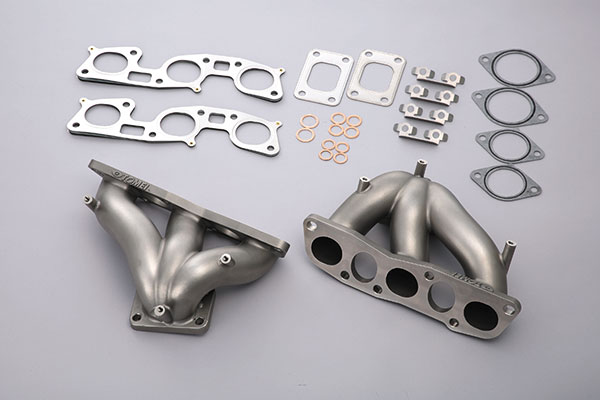 車メーカーNISSANニッサン車種SKYLINE GT-RスカイラインGT-R型式BCNR33エンジンRB26DETT品番415003品名FULL CAST EXHAUST MANIFOLDフルキャスト エキゾーストマニホールド特徴■ SUS304採用のロストワックス製法■ 全域で高性能と高音質サウンドを発揮■ 排気干渉を低減するスムーズな集合角度■ 排気効率を追求した曲げ角度■ 細部にまでこだわった精密形状■ 一体構造を採用しつつ軽量化を実現各種ボスの装備・純正の遮熱板装着用ボスを装備（※遮熱板を叩き、逃げ形状にする必要があります。）・排気温度センサー用ボス装備ポートの集合部（ターボ側フランジ付近）に、センサー装着用ボスを用意しました。使用する際に穴開けネジ加工が施工しやすい設計としています。備考純正STD、純正N1、各社ポン付タービンの取り付け可納期についてメーカー在庫があれば3〜4営業日、欠品時は1ヶ月〜お時間がかかります。お急ぎの場合はご注文前に必ず在庫確認をお願い致します。※納期が遅い等によるキャンセルは一切お受けできません。注意事項※ こちらの商品はメーカー直送になります。※ お客様の見落としや確認ミスでのキャンセル・交換・返品は一切お受けできません。※ 商品画像は代表車種の物です。車種毎に形状は異なります。※ 適合情報は随時更新しておりますが、告知なくメーカー側にて更新される場合がございますので、必ずご注文前にメーカーホームページにて最新の適合表をご確認頂ますようお願い致します。TOMEI POWERED EXHAUST SYSTEM エキゾースト関連