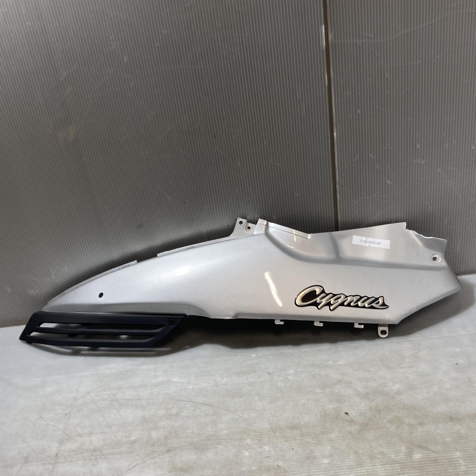 YAMAHA シグナス 4TG ボディーカバー 左　Cygnus ヤマハ