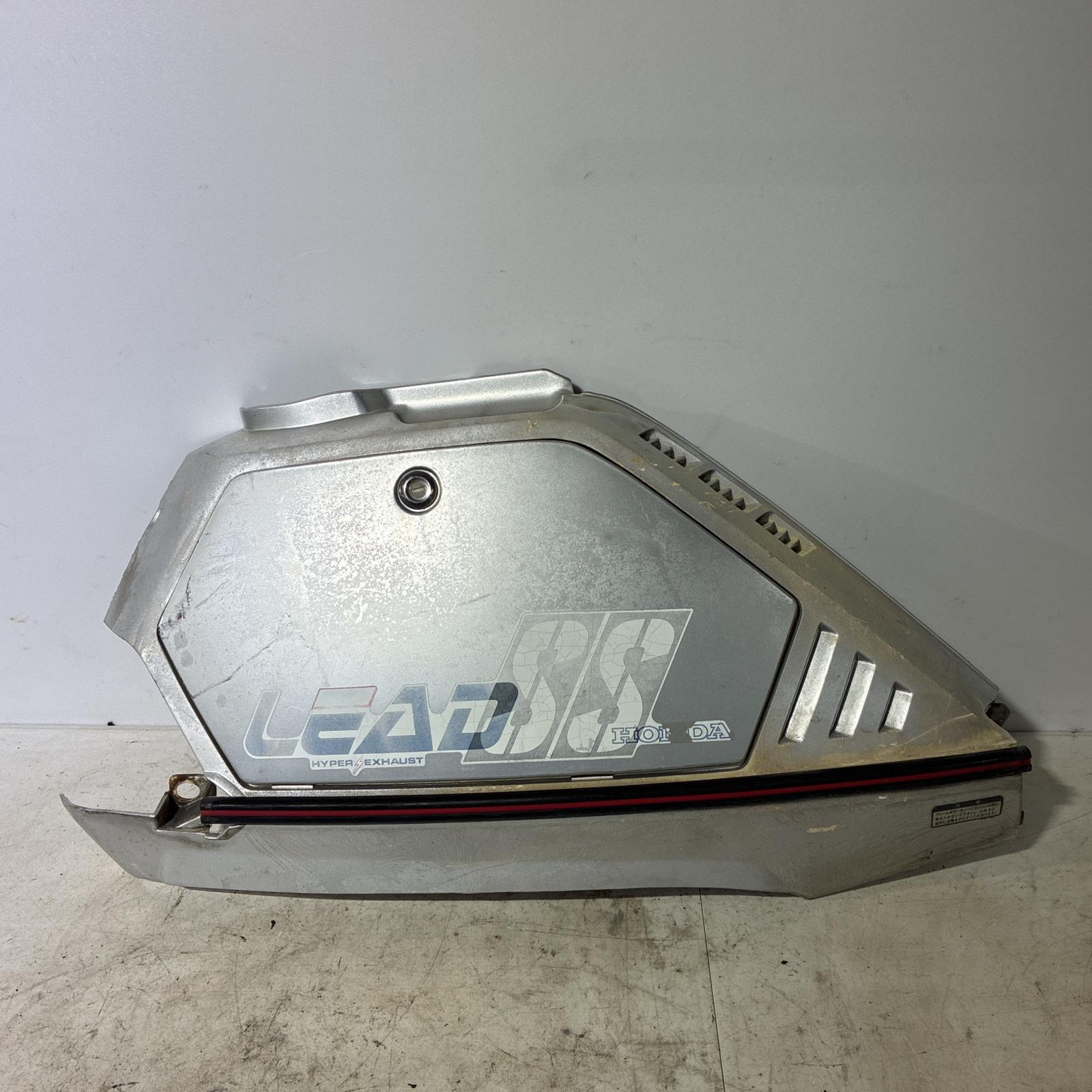 HONDA リード50SS AF10 ボディカバー 右 ホンダ