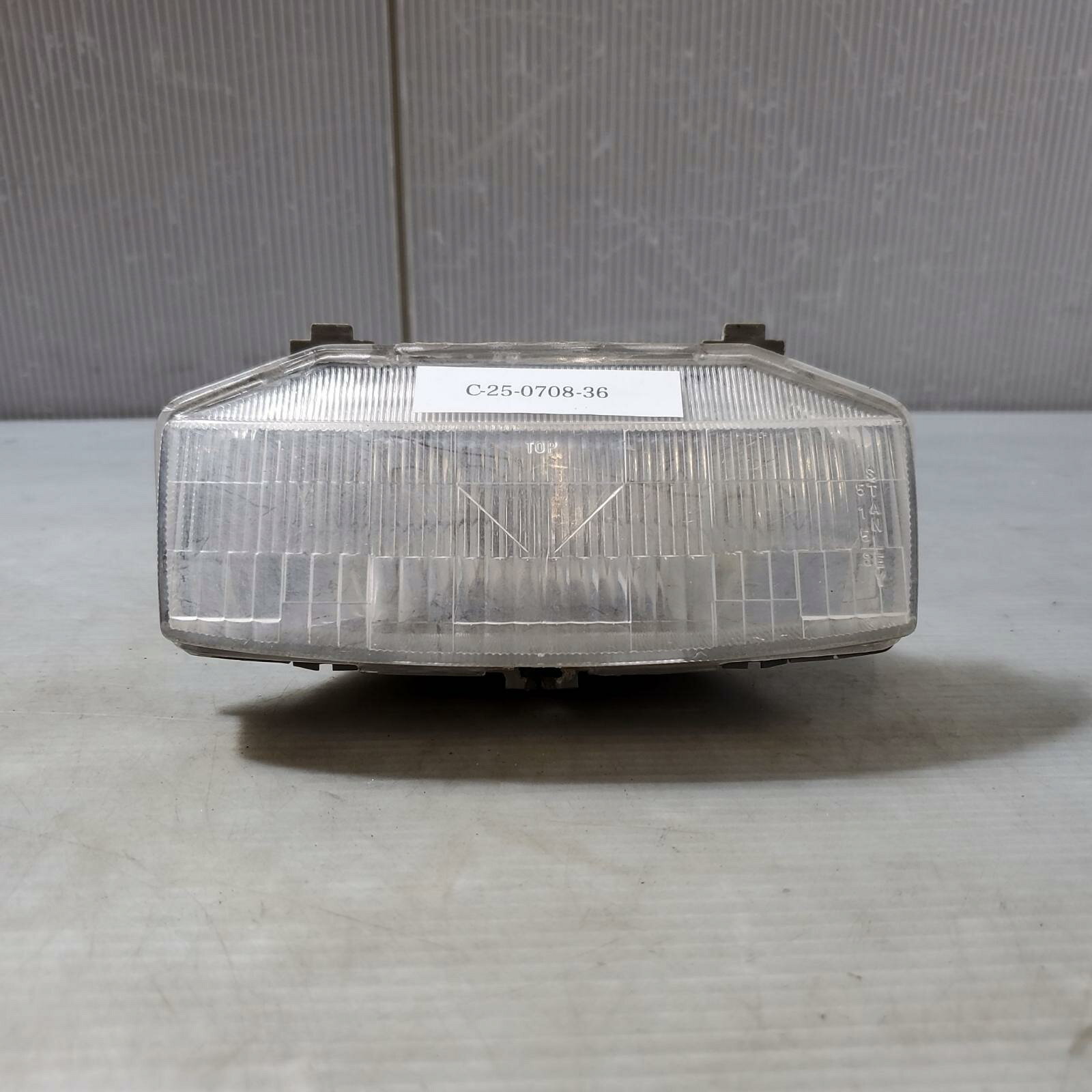 【管理番号】C-25-0708-36 【メーカー】HONDA/ホンダ 【適合車種】ディオ50 AF18 【商品名】ヘッドライト　Dio 【型式】AF18 【対応年式】1988年 【ランク】中古 【部品タイプ】純正部品 【状態】(表面)小キズ、 汚れ (内側)小キズ、 薄汚れ