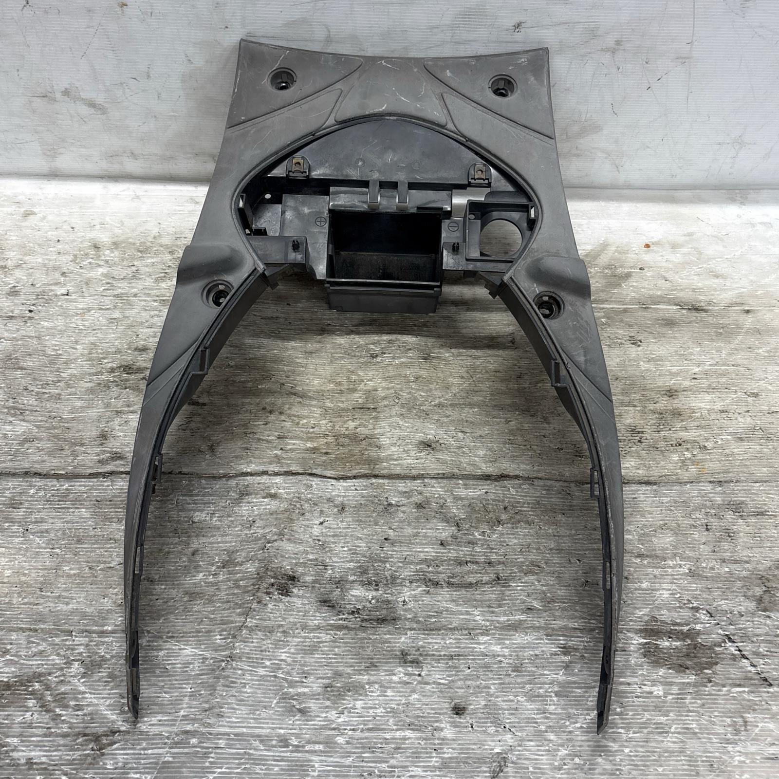 【管理番号】M-260413-67 【メーカー】YAMAHA/ヤマハ 【適合車種】ジョグ SA36J 【商品名】ステップボード 【ランク】中古 【部品タイプ】純正部品 【状態】(表面)小キズ、 薄汚れ (内側)小キズ、 薄汚れ 【商品説明】割れありません
