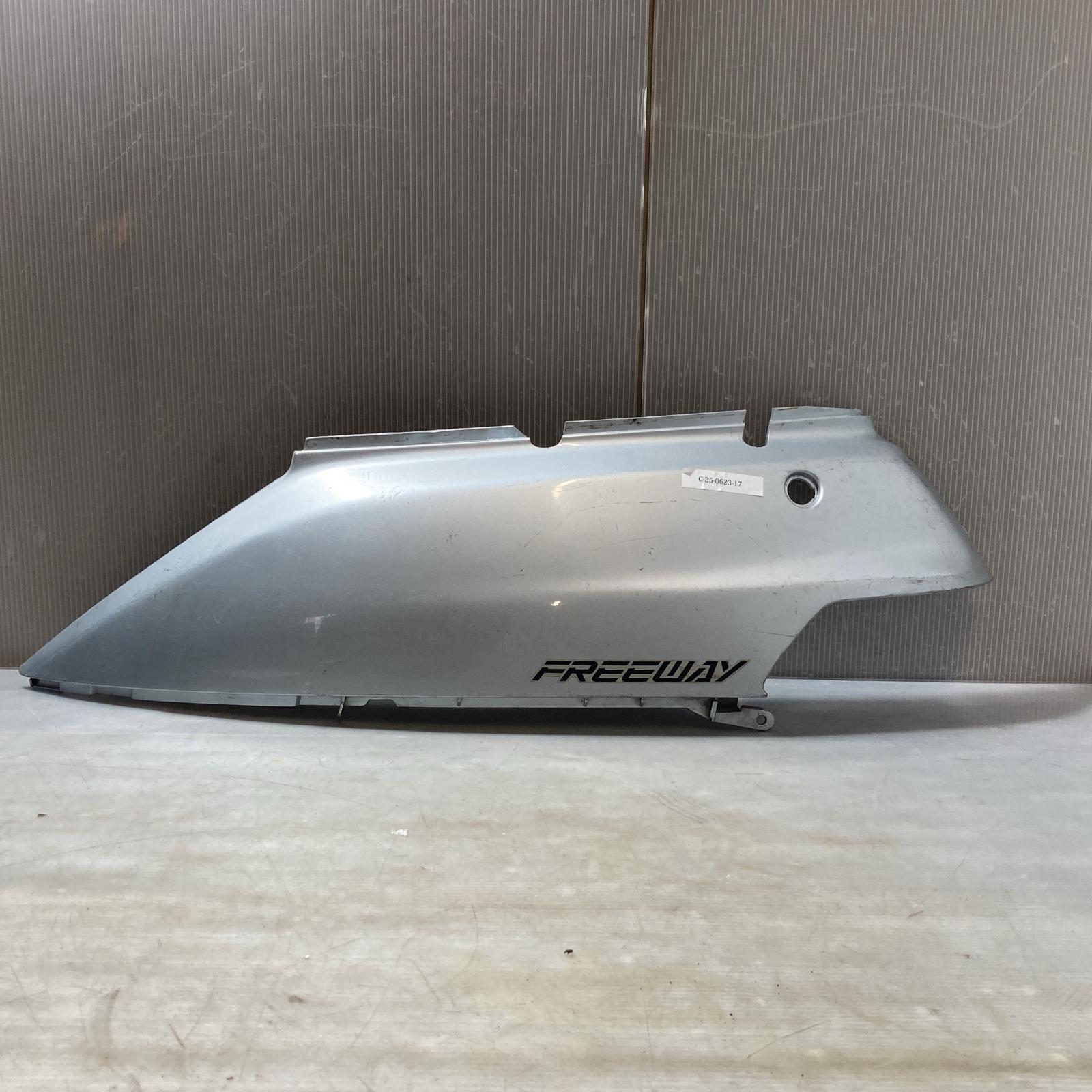 HONDA フォルツァ 250 MF06 ボディー カバー左　FORZA ホンダ