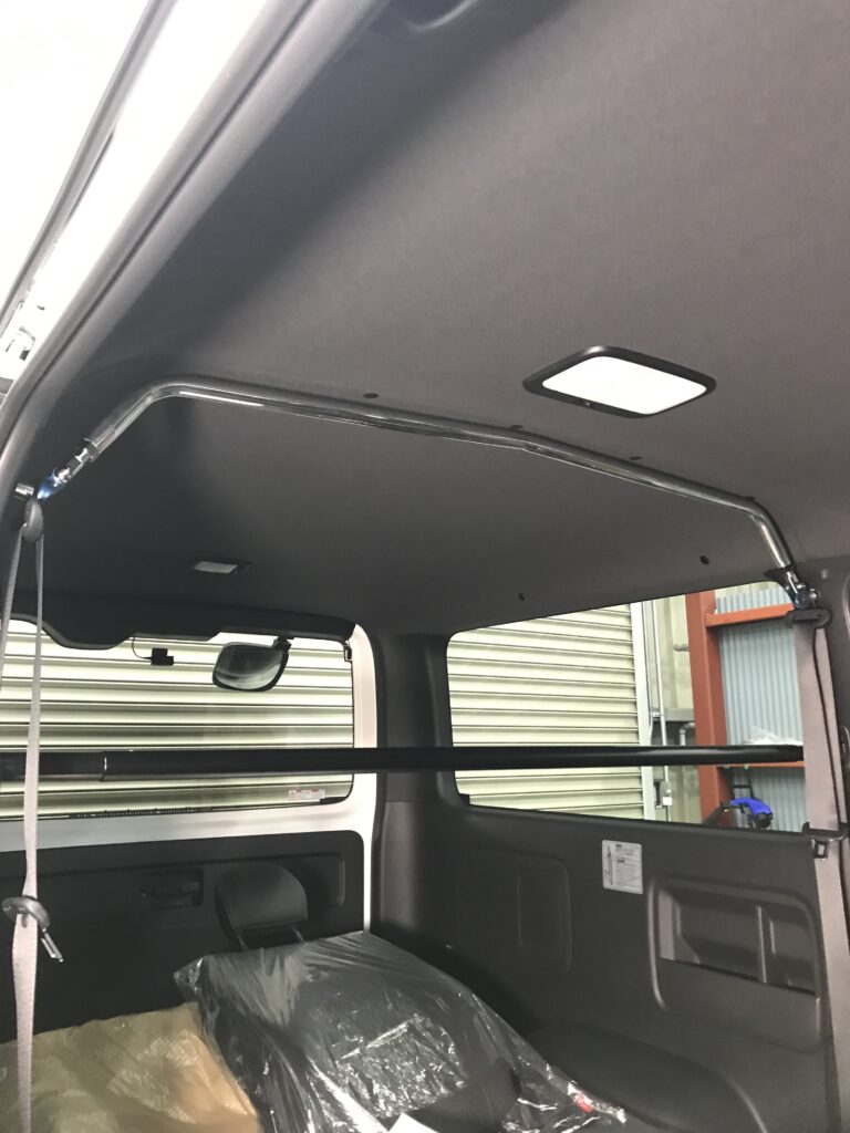 カワイ製作所 ハイエース GDH200V / KDH200V / TRH200V ロング スーパーGL（ナローボディ）専用 センターピラーバー スクエア ボディ補強 ハンドリング向上 剛性アップ ロール抑制 きしみ防止 ※注意事項要確認