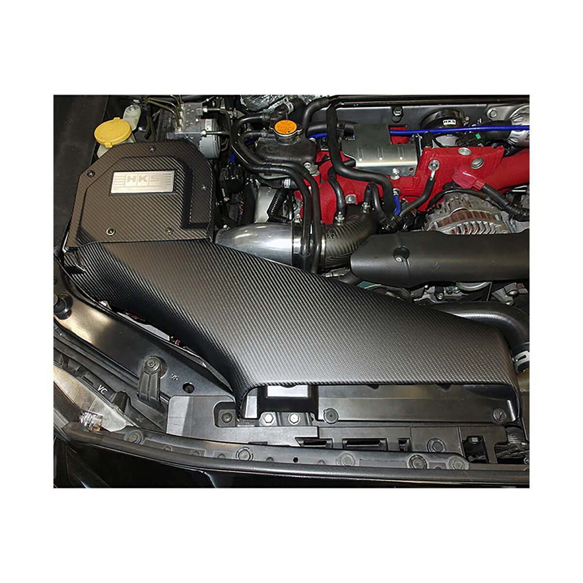 ■レーシングサクションのバージョンアップアイテムとして専用設計。エンジンルームとエアクリーナー本体を完全に隔てることで常にフレッシュエアを導入でき、安定したパフォーマンスが得られます。■クリーナーボックスカバー及びダクトカバーにはカーボンクロスを使用し、オートクレーブ製法に迫る軽さと強度を持つインフュージョン製法にて製作。表面は3k綾織のカーボンクロスでエンジンルームを彩ります。■クリーナーボックス部はグラスファイバーを素材としたハンドレイアップ製法を採用。■艶消しカーボンとブラックカラーがエンジンルームをレーシーに引き締めます。■剥き出しタイプエアクリーナーならではのスポーティな吸気サウンドもスポイルしません。■品番：70026-AF004■キット構成：コールドエアインテークフルキット（RS + インテークボックス）■適合車種：スバル　WRX　STI・型式：VAB・エンジン：EJ20（TURBO）・年式：14/08〜19/12※必ず適合をご確認の上、ご購入下さい。※ご使用の前に必ず取扱説明書をよく読み正しくお使いください。※画像はイメージの為、実際の商品とは多少異なる場合がございます。
