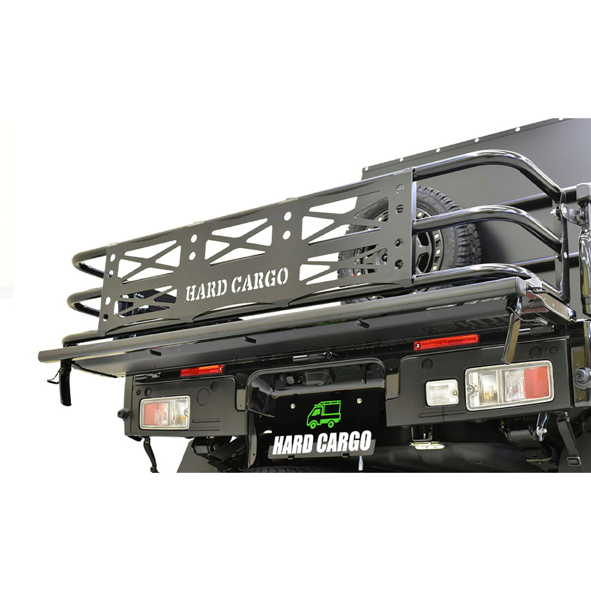 ■大人気商品のゲートにHARD CARGOロゴモデルが登場!荷台?300mmの余裕!ワイドに使えて実用的な3WAYゲート!■スチール製パウダーコート仕上げ■長尺物の積載可能■安心の国内製造■車検対応■品番：1011400■カラー：ブラック■ゲート本体＋車種専用対応キット(※本体スチール製/パイプ系29Φ)■スチール製パウダーコート仕上げ■適合車種・ダイハツハイゼット(S500P/S510P)・トヨタピクシス(S500U/S510U)・スバルサンバー(S500J/S510J)※キャリアとの同時装着の際はあおりが閉まらなくなり、同時装着の場合は車検時に取り外しが必要となります。※バックソナー付き車両はセンサーが反応する場合がございます。※キャリイ、スーパーキャリイへの装着に関して車両個体差により、ゲートプラス本体が荷台に密着する場合がございます。※ゲート解放時、年式によりセンサーが反応し、ブザーが鳴ります。車の走行には支障ございませんが、ブザー音が気になる場合は、都度キャンセルが必要となります。※本商品はお客様からのご注文をもって、メーカーより取り寄せいたします。※ご注文後の商品のキャンセル・交換・返品はご遠慮頂いております。※ご注文後、『欠品』・『生産終了』・『納期未定』等により、納期のご希望に添えない、もしくは、ご注文をお断りしなければならない場合がございます。予めご了承ください。※ご使用の前に必ず取扱説明書をよく読み正しくお使いください。※画像はイメージの為、実際の商品とは異なる場合がございます。