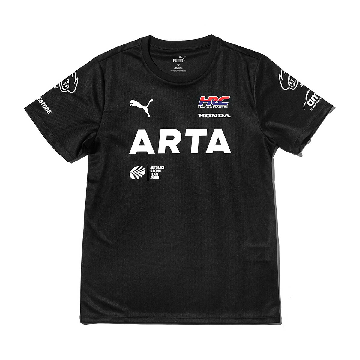 ■ARTAオリジナルアパレルより、2024年度のARTAチームユニフォームデザインコレクションが登場。■ARTA、HONDA(HRC)、ブリヂストン、無限、オートバックスの5つのロゴが配置されたデザインとなった、プーマ社とのコラボレーションモデルです。■吸水速乾性に優れた素材感が特徴レギュラーフィットTシャツ。■カラー：ブラック■サイズ：M(着丈72cm 肩幅41.1cm 身巾48cm 袖丈43.5cm)■素材：ポリエステル100%※ご使用の前に必ず取扱説明書をよく読み正しくお使いください。※画像はイメージの為、実際の商品とは異なる場合がございます。