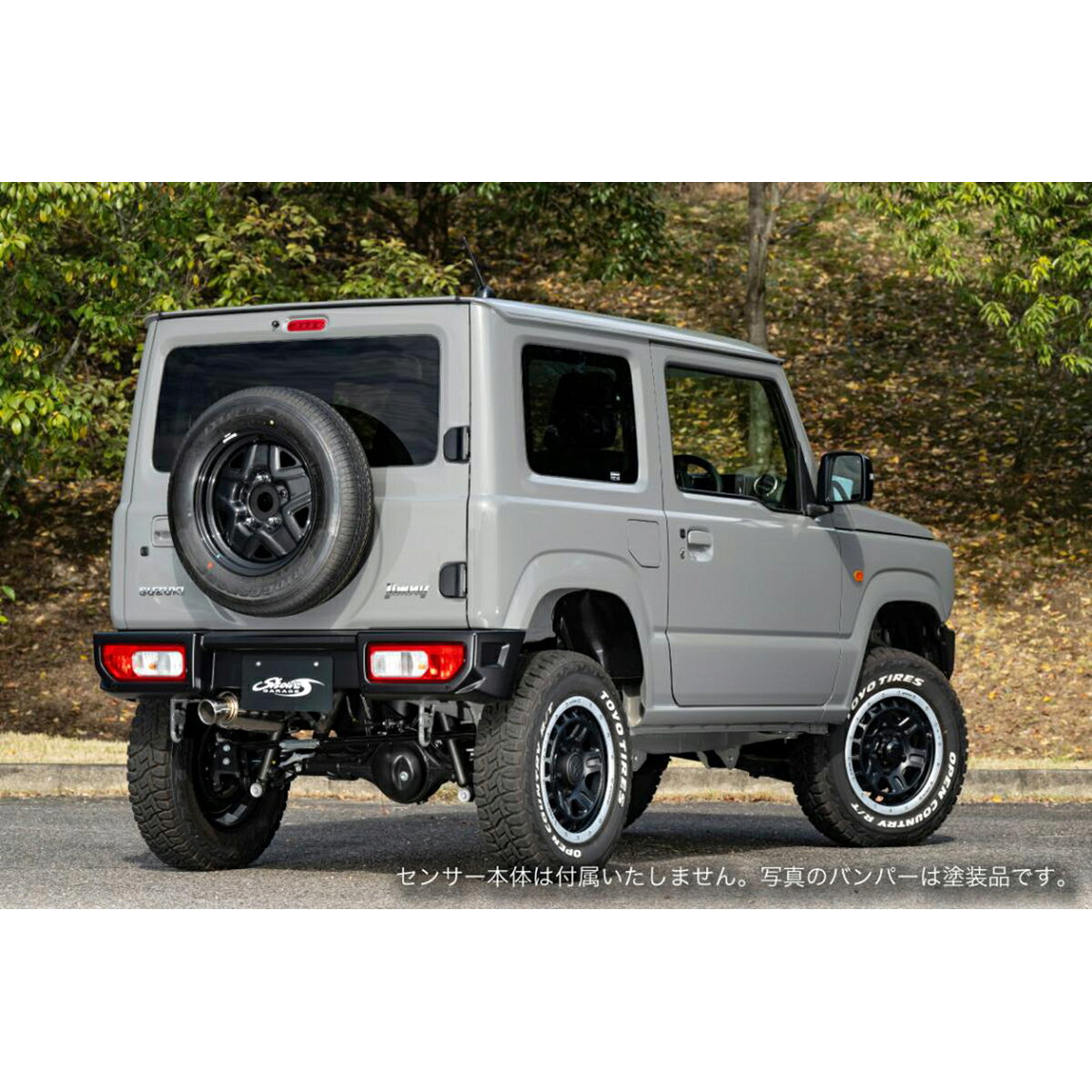 ■リアパーキングセンサー装着車対応品。穴開け加工不要で取付可能です。■シャープなイメージのリアバンパースポイラー ABS製。・材質が変わっただけでFRP製と同形状です。■純正テールもしくはJB64/JB74用LEDテール等が取り付け可能です。■テールランプの裏部分をフルカバーする形状とした上でテールランプの配線の取り出しを純正の上から横に変更して、テールランプをタイヤからの雨水や泥跳ねから防ぎます。■塗装済みの商品になりますのでそのまま取り付けが可能です。■品番：E00744■素材：ABS樹脂■カラー：グリーン (ZZC)■純正テールランプ・ナンバー灯使用可能■適合車種：スズキ ジムニー JB64 ※4型対応※1〜3型は不適合となります※パーキングセンサーのベゼルおよびセンサー本体は、ご装着のリアバンパーから移設となります。※取付けにはナンバーの移動及びスペアタイヤの移動または取り外しが必要です。※FRP製品に比べ製品誤差は少ないので取り付けの際のバンパー本体の加工は基本的に必要ありませんが0ではありませんので必要があれば調整、加工して取り付けして下さい。※テールランプの取り付けがきつい場合はテールランプの当たりの強い部分を削る等調整が必要な場合があります。※ボディ同色タイプの場合、カラーナンバー通りに調色して塗装をしておりますが現車で色を合わせているわけではありません。実際の車と色味の違いがでることをご了承下さい。※基本的には取り付けはショップや整備業者に依頼して頂く商品になりますので個人で取り付けをする場合は上記内容を御理解の上、取り付けを行って下さい。※本商品はお客様からのご注文をもって、メーカーより取り寄せいたします。※ご注文後の商品のキャンセル・交換・返品はご遠慮頂いております。※ご注文後、『欠品』・『生産終了』・『納期未定』等により、納期のご希望に添えない、もしくは、ご注文をお断りしなければならない場合がございます。予めご了承ください。※ご使用の前に必ず取扱説明書をよく読み正しくお使いください。※画像はイメージの為、実際の商品とは異なる場合がございます。
