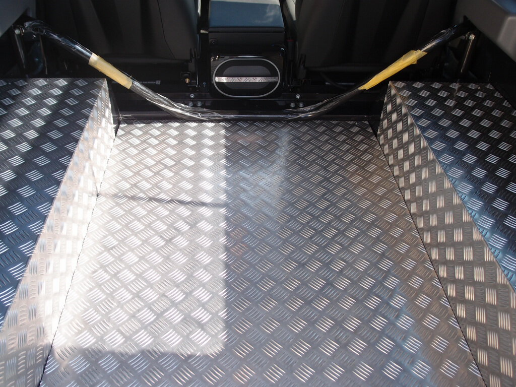 アルミパネル貼付　　　鉄鋼板/縞鋼板　荷台貼り加工料金作業一式　　ディフェンダー90/110　リア荷室..