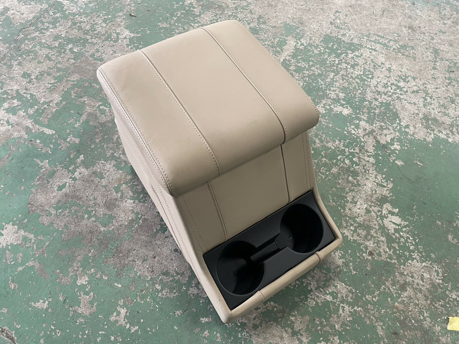 【中古】キャビーボックス　ディフェンダー　ベージュ×ベージュレザー【純正】ディフェンダー　DEFENDER　限定車装着　現状販売品【アウトレット】used　在庫1点限り