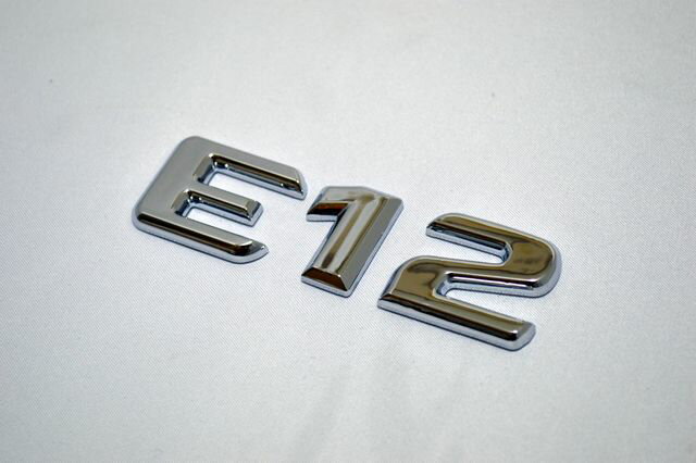 ベンツ風 日産ノート型式エンブレム E12 アルファーベット 英文字 数字 ロゴ ローマ字 英字 英語 組み合わせ 型式 3D 立体 プレート クロムメッキ シール 文字 車 両面テープ 1