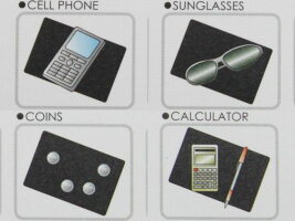 ★車内で携帯、ipod、iphone、ウォークマンなどに★キルティング風滑り止めシート