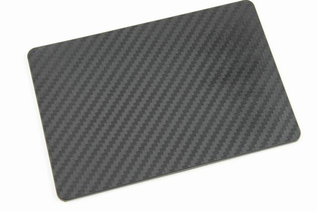 商品説明文 カーボン風滑り止めシートです。携帯電話、iphone、ipod、ウォークマンなどこの頃は沢山の小物を携帯します。車内においても置き場にこまったりしませんか？ダッシュボードに直接それらを置くと運転時にすべり落ちたりして危険です。このカーボン風滑り止めシートの上にそのような小物類を置いていただければ、そういったトラブルから回避できます。サングラスや小銭などその他あらゆる小物にも最適です。シート裏面の特殊加工によりダッシュボードなどにこのシートを置くだけでしっかり貼りつきます。置くだけですので何度でも脱着及び位置の変更も可能です。 スタイリッシュなデザインですので、置いておくだけでもオシャレです。 サイズ 10cmX15cm （縦X横） 素材 ゴム製（ハサミで簡単にカットできます） タイプ 汎用品です 備考 値段重視の方はメール便発送が可能です。（ただし輸送時の破損紛失時補償はございませんのでご承知の上ご指定ください。）★愛車のダッシュボードなどに★カーボン風滑り止めシート