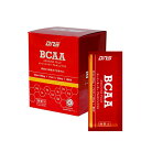 入数：1箱(20袋入)最初から最後まで圧倒する。BCAA(Branched Chain Amino Acid：分岐鎖アミノ酸)は、身体作りにも役立つし、運動時のエネルギーになるが、それに加えて脳内の疲労物質を抑えることにも、関係してくる。高強度の運動や長時間の運動により、血液中のトリプトファンの濃度が高まり、脳に移行してセロトニンという物質を作り出す。セロトニンは精神を安定させたり身体の生理機能を調節したりと重要な役割を果たしているアミノ酸であるが、これが運動時には、厄介な存在となる。運動中にセロトニンが脳内に移行し、脳の中で増え過ぎると集中力を低下させ、精神的な疲労を引き起こしてしまうからだ。そんな時強力な味方になるのがBCAAだ。BCAAとトリプトファンは脳に移行する時、同じトランスポーターであるため、血液中BCAAがたくさんあると、限られたトランスポーターでは相対的に多いBCAAの脳への移行が増え、トリプトファンの移行が減る。勝負どころで君の強い味方になってくれること間違いないだろう。また、アルギニンもアスリートには有効な武器となる。血流も増進し、BCAAを身体中に素早く届けることで、パフォーマンスをサポートしてくれる。【お召し上がり方】BCAAアルギニンプラスは、1回1袋(5.2g)を目安に、水などと一緒に、もしくは水などに溶かしてお召し上がりください。【推奨タイミング】・トレーニング/運動前・トレーニング/運動中・お酒を飲む前サイズ/タイプ：5.2g×20袋グレープフルーツ風味■栄養成分表示 1袋(5.2g)あたりエネルギー：20.8kcal、たんぱく質：4.0g、脂質：0g、炭水化物：1.2g、食塩相当量：0g、Lーバリン：750mg、Lーロイシン：1,500mg、Lーイソロイシン：750mg、Lーアルギニン：1,000mg■原材料L-ロイシン、L-アルギニン、L-バリン、L-イソロイシン、クエン酸、香料、甘味料(ステビア、アスパルテーム・L-フェニルアラニン化合物)/エリスリトール、グレープフルーツ果汁末、パラチノース加熱物末※原材料をご参照の上、食物アレルギーの心配のある方はご使用をお控えください。※お子様の手の届かないところに保管してください。※開封後はなるべくお早めにお召し上がりください。※一度に大量に摂取するとお腹がゆるくなることがあります。※直射日光及び高温多湿のところをさけて保存してください。 ※商品画像は代表画像を使用しております。　商品名や説明文に記載の容量・フレーバー等を必ずご確認の上、ご購入いただきますようお願い申し上げます。製造販売元：株式会社ドーム広告文責：株式会社コマースポイント (TEL)050-3734-6098商品区分：健康食品日本製商品の詳細な情報はメーカーサイトをご確認ください。■関連事項ビーシーエーエー　ARGININE PLUS トレーニング 栄養補給 健康 体 身体 アスリート アミノ酸 持続 5.2グラム 20回分 顆粒 個包装 GRAPEFRUIT グレープフルーツ味 グレープ味■メーカー情報ディーエヌエス でぃーえぬえす DOME ドーム■その他sport sports スポーツ レクリエーション 競技■JAN4573559880059