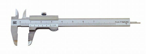 【特徴】●ポケットサイズの小型のM型ノギスです。●バーニヤ一体タイプで目盛も見やすいです。●反射しにくいシルバー仕上げです。●ソフトケース付です。【用途】●外側、内側、段差、深さ測定に【材質】●本体：ステンレスサイズ/タイプ：70mm【仕様】●タイプ：アナログ●最大測定長(mm)：70●最小読取値(mm)：0.05●最大許容誤差(mm)：±0.05●デプスバー：有【セット内容】●ソフトケース本体質量(g)：25本体寸法(mm)：幅115×高さ37.5×奥行5商品の詳細な情報はメーカーサイトをご確認ください。商品画像にはカタログの代表画像を使用しております。[画像内の品番・形状・サイズ・カラー・個数・容量・その他の仕様]が実物と異なる場合がございますので商品名や説明文に記載の内容をよくご確認の上、ご購入いただきますようお願い申し上げます。こちらは原則メーカーからのお取り寄せ商品となります。メーカーからのお取り寄せ商品は、在庫切れや商品手配後に長期欠品・廃番が判明することもございます。ご注文をいただいた時点では、商品の確保までお約束するものではございません。また、商品の手配が行えないことが判明してから商品ページに反映されるまで、営業日・営業時間の都合により数日ほどお時間をいただく場合がございます。■関連事項ケガキ ノギス 大工道具 測定器 70ミリ■メーカー情報NIIGATASEIKI■その他tool ツール 工具 整備 用品■JAN4975846664005　