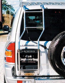 4x4エンジニアリング リアラダー 三菱 パジェロ V6/7＃シリーズ リアガーニッシュ無し車専用 1999年09月～2002年08月 ベンド(曲げ)タイプ ブラック塗装 MP-A07 Rear ladder