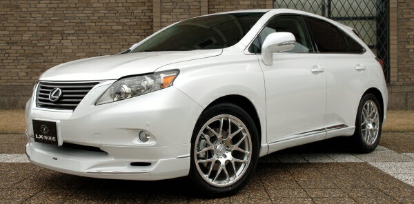 LEXUS RX 10系 前期 LXクロームルームミラーカバー(RX270のみ対応) GYL16/15/10W・GGL15/10W・AGL10Wメーカーエルエックスモード【LX-MODE】メーカーコードカテゴリルームミラーお届け納期エアロパーツ等の場合は受注生産品となり、発送までに2か月以上掛かる場合があります。その際はメールにてご連絡致しますので、確認していただき必ずご返信をお願い致します。※納期表示が2か月以上の商品の場合は除きます。また、専用工場で塗装後発送する塗装サービス品は表示の納期からプラス2〜3週間となります。送料についてエアロパーツ・マフラー・ベットキット等の大型商品は、北海道・沖縄・離島等一部地域や個人宅配送の場合は、送料が追加になる場合があります。その際はメールにてご連絡致しますので、確認していただき必ずご返信をお願い致します。注意事項※商品画像は装着画像や塗装済みのイメージ画像の場合がございます。カラーが異なる場合もございますのでご注意ください。※塗装が必要な外装品(エアロパーツ)は特性上下地処理が必要となります。表面の小傷等は不良ではございません。※商品の装着後（塗装後含）のキャンセルはお受け致しかねます。商品が届きましたら必ず装着前にご確認をお願い致します。※適合情報や注意事項について記載が無い事項もございますので、メーカーホームページ等でご確認ください。商品タグLEXUS RX 10系 前期 LXクロームルームミラーカバー(RX270のみ対応) GYL16/15/10W・GGL15/10W・AGL10W ルームミラー エルエックスモード LX-MODE詳細は・・・お気軽にお問い合わせください。