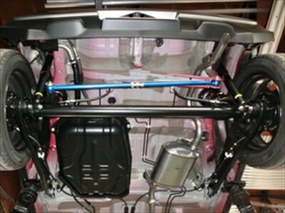 AS商品コードCUSZ005056メーカークスコメーカーコード632 466 A商品説明等■車高を下げたときに起こる後輪のボディとの左右方向のズレを適正に補正するためのパーツです。■タイヤとボディの干渉を防ぎ、タイヤが車体に対してきちんと左右対称の位置となるため走行安定性も向上します。■スタイリッシュなツライチローダウンスタイルには必須のアイテムです。【製品仕様】調整範囲(純正比)：＋10mm〜-10mmキーワードMR31S　MR31　MR41S　MR41　R06A　hustlerクスコ ZERO-1 ZERO-2 Comp-S Vacanza CUSCOlateral rod ラテラルロッド エアロパーツ チューニングパーツ アフターパーツ AERO■ご注文時の注意事項　　※必ずご確認ください!●商品について・商品写真は実際の商品と色やイメージが異なる場合もございます。・ご注文前に必ず、商品名や商品説明をご確認下さい。●納期について・商品名に、｢在庫品｣等の表記がない商品は、メーカー取寄品になります。・メーカー欠品時は、数ヶ月かかる場合もございます。●ご注文後について・車両情報確認が必要・個人宅直送不可で発送先変更が必要な場合等、　｢ご返信をお願いします｣という件名でメールをお送り致します。　内容をご確認後、必要事項のご返信をお願い致します。・ご返信が無い場合、ご注文から2週間経過後、楽天本部による自動キャンセルとなります。●キャンセル・変更について・ご注文間違いや納期が遅い等、お客様都合によるキャンセルはお受けできません。　※但し、生産終了や掲載金額相違の場合は、キャンセルさせて頂く場合がございます。●発送について・エアロパーツ等の大型商品は個人宅への直送が出来ません。塗装・取付店等の業者様を発送先にご指定下さい。・オートバックス店舗受取サービスもご利用頂けます。但し、お引取り時に店舗レジにて、　手数料￥880(税込)のお支払いが必要です。・沖縄・北海道・離島等、一部地域は送料着払いもしくは、別途送料が追加になります。●発送後の商品について・塗装・加工・取付後や、商品発送後1週間以上経過後は　理由を問わず交換や返品等一切お受けできません。ハスラー MR31S リヤ調整式ラテラルロッドメーカー：クスコ | CUSCO