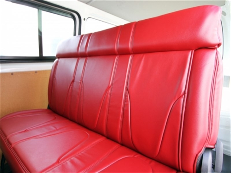 ハイエース200系 バンDX グラファム シートカバー リアシートハイバック シートカバーカラー：ブラック ステッチカラー：レッド