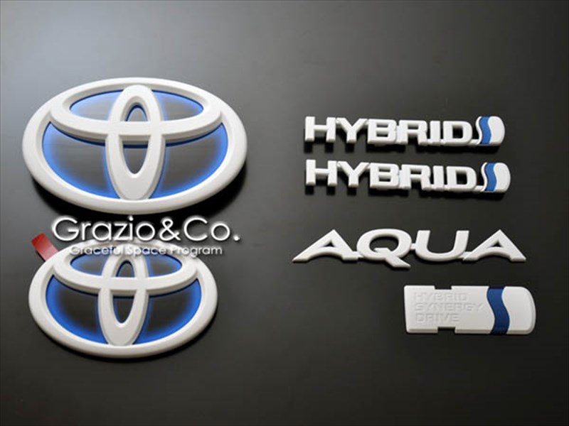 アクア NHP10 中期 ソリッドカラーエンブレム フロント用Tマーク マットホワイト