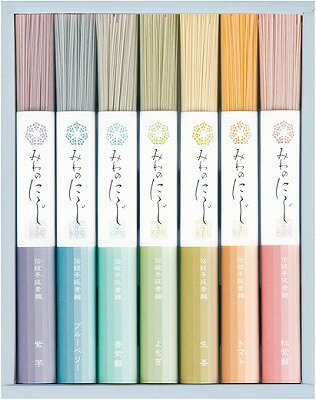 ●商品内容：手延べ素麺（紅しそ、トマト、生姜、よもぎ、青しそ、ブルーベリー、紫いも）各50g×各1束●箱：約21×17×3cm　●梱-24　●JPN　●小麦●賞味期限（製造日から）：900日手延べ素麺がもつ独特なコシやのど越しに加えて、虹をイメージした7色のカラフルな素麺に仕上げました。 ※メーカー都合により、デザイン・内容等が変更になる場合がございます。 ギフト対応 当店はギフト専門店です。 出産内祝・結婚内祝・引出物・快気祝・全快祝・新築内祝・成人内祝・入学内祝・初節句内祝等各種内祝をはじめ、就職祝い・敬老祝い・還暦祝い・退職祝い・退職記念等記念品や各種お祝い、香典返し、満中陰志、一周忌、三回忌・七回忌のお返し、母の日・早割 早期$その他様々なギフトシーンにもお使いください。 定番の贈り物・お祝い・お返し　内祝 内祝い 出産内祝い 命名内祝い 快気祝 快気内祝 全快祝　お見舞い お見舞御礼 お餞別入園内祝い 入学内祝い 卒園内祝い 卒業内祝い 就職内祝い 新築内祝い 引越し内祝い 開店内祝い ウェディングギフト ブライダルギフト 引き出物 結婚引き出物 結婚引出物 結婚内祝い二次会 披露宴 お祝い 御祝 結婚式 結婚祝い 出産祝い 初節句 七五三 入園祝い 入学祝い 卒園祝い 卒業祝い 成人式 就職祝い 昇進祝い 新築祝い 上棟祝い 引っ越し祝い 引越し祝い 開店祝い 退職祝い 快気祝い 全快祝い 初老祝い 還暦祝い 古稀祝い 喜寿祝い 傘寿祝い 米寿祝い 卒寿祝い 白寿祝い 長寿祝い 金婚式 銀婚式 ダイヤモンド婚式 結婚記念日 ギフト ギフトセット 成人式 初節句 粗品 記念品 二次会 景品 周年記念 コンペ景品 誕生日 贈答品 一周忌 三回忌 法事引出物 香典返し 初盆　新盆　 志 回忌法要 還暦御祝い 開店お祝い 退職 卒業記念品 お餞別 心ばかり 御返し お礼 御祝い 引越挨拶 引越御挨拶 挨拶 御挨拶 ごあいさつ ご挨拶 新築内祝 周年記念 ギフト 誕生日 季節の贈り物・各種お祝い・プレゼント　 お中元 お歳暮 御年賀　年賀 寒中見舞い 暑中見舞い 残暑見舞い 暦祝 還暦御祝 還暦お祝い 開店祝 開店御祝 開店御祝い 開店祝い 餞別 出産祝い 出産お祝い 御祝い ご出産御祝い 入学祝い 卒業祝い 就職祝い 引越し祝い 子供の節句 子供の日 ひな祭り　 七五三 セット 詰め合わせ 贈答品 ごあいさつ ご挨拶 御挨拶 プレゼント 引越し 引越しご挨拶 記念日 誕生日 父の日 母の日 敬老の日 記念品 卒業記念品 定年退職記念品 ゴルフコンペ コンペ景品 景品 賞品 粗品 ホワイトデー 七夕 ハロウィン 七五三 クリスマス　 ギフト対応について 　　こちらの商品はのし紙、ラッピング、メッセージカードをご指定いただけます。