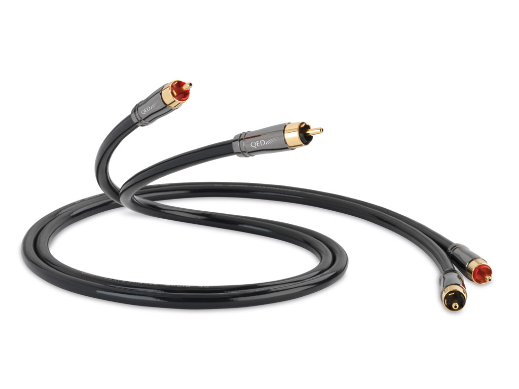 ■特長 ○QEDの新しいRCAケーブル Performance Audio 40iはPerformance Audio 40を上回るパフォーマンスを発揮するべく開発されました。 低接触抵抗、高耐久性である事に加え非常に微細であるオーディオ信号の伝送タイミングに悪影響を及ぼす渦電流を低減させた独自のAnamate RCAプラグ、高周波数帯域のノイズ除去に効果的なフェライトジャケットといった技術は踏襲しつつ、従来のコンプリメンタリーコンダクターテクノロジーを改良した“Solid Complementary Conductor Technology (ソリッドコンプリメンタリコンダクターテクノロジー)“を新たに採用しました。 これは絶縁された直径の異なる2種類の導体(無酸素銅と銀メッキの無酸素銅)を配置するQEDの革新的技術で結果としてPerformance Audio 40と比較すると静電容量を1/4に低減する事に成功しました。 生まれ変わったPerformance Audio 40iは信号を淀み無く、スムーズに伝送します。 ■仕様 ○導体99.999%無酸素銅 & 銀メッキ無酸素銅 ○外径8mm ○導体サイズ　0.643mmおよび0.404mm ○複合導体断面0.45mm² ○静電容量57 pF/m ○インダクタンス0.45 uH/m ○ループ抵抗0.050Ω/m ○散逸係数0.00250 @ 10kHz ○アウタージャケットブラックパールPVC ○金メッキQEDアナロックRCAプラグ ○長さ1m ペアSolid Complementary Conductor Technology を採用。 絶縁された直径の異なる2種類の導体を配置し、Performance Audio40より静電容量を1/4に低減。