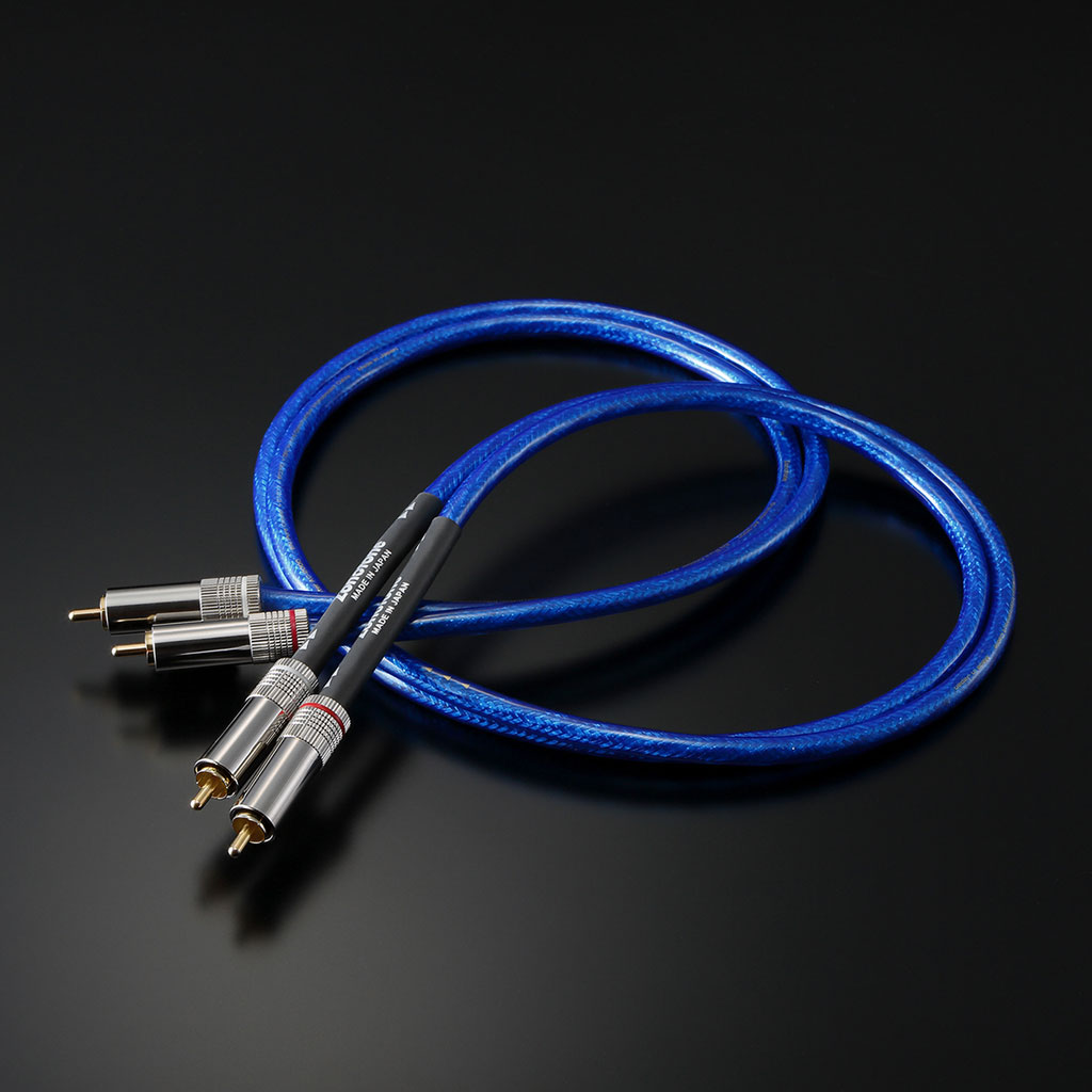 ■ 概要 ハイ・レベルの音に会う。ハイ・レベルの構造に唸る。ハイ・レベルの感動に浸る。 上位機に劣らぬ卓抜な技術を駆使し、先入観を覆す音楽の奥深い魅力の再現力。 “新ベーシックモデル”の誕生と呼ぶにふさわしいインターコネクトケーブルです。 ● ゾノトーンには「傑出したオーディオケーブルはハイブリッドで創造される」という哲学があります。「Granster AC-2000」も例外ではありません。これまでにないエントリーグレードを目ざして、いまやゾノトーンの代名詞になったハイブリッド技術を駆使。サジ加減ひとつで大きく変わるハイブリッドですが、超高純度6NCu、高純度無酸素銅線PCUHD、高純度無酸素銅OFC、高純度無酸素銅「C1011」の4種を綿密な計算・緻密な設計のもと、独自の絶妙な黄金比でハイブリッド。上位機種に近づくような“新ベーシックモデル・サウンド”を実現しています。 ●一般的にはバランス接続とアンバランス接続があるオーディオインターフェースでの接続。ノイズを抑え、クリアな音質を得やすいとされるバランス接続も、すべてのインターコネクトケーブルが対応しているわけではありません。ゾノトーンは多くのオーディオファイルの声に耳を傾け、このクラスとして初めてバランス伝送に対応しました。ピュア・オーディオはもちろん、バランス伝送に対応したハイエンドのAVアンプにも最適。繊細かつ華麗、しかも優れた空間表現力は、このクラスとして特筆ものです。 ● クラッシック、ジャズ、ポピュラーのジャンルを問わず、音楽の真髄に迫るケーブルであること。解像度感やS/N 感は言うに及ばず、陰影感、写実感、奥行きを感じさせる音場感に“超えてるベーシックモデル”と実感するでしょう。 ■ 特長 〇 超高純度6N、高純度無酸素銅線PCUHD、高純度無酸素銅OFCに加え、高純度無酸素銅C1011を導体素材として採用し、その4種素材をゾノトーン独自の絶妙な黄金比でハイブリッド。 〇 このクラスとして初めてバランス伝送に対応。 〇 ピュア・オーディオはもちろん、バランス伝送に対応したハイエンドのAVアンプにも最適。 〇 繊細かつ華麗、しかも優れた空間表現力はこのクラスとして特筆ものです。 ■ 仕様 〇 導体構成　 超高純度6NCu、高純度無酸素銅線PCUHD、高純度無酸素銅C1011、高純度無酸素銅OFC 〇 構造　4種素材によるハイブリッド、マルチストランド2芯ダブルシールド構造 〇 導体サイズ　ホット線/コールド線ともにそれぞれ0.41スケア（1芯） 〇 シース　透明で鮮やかなブルーのPVC（EU-RoHS対応） 〇 絶縁体　高純度ポリエチレン 〇 シールド　アルミラップと高密度錫メッキ銅編組の2重シールド 〇 介在　天然綿糸 〇 外径　7mmφ 〇 端子　 ・ 【RCA】精密加工によるオリジナルRCAプラグ。（キャップ）ニッケルメッキ/（ピン）24金メッキ。キャップ最大径13 mmφ。 ・ 【XLR】ノイトリック社のプロ用端子製品。接触部分は金メッキ仕様。端子最大径20.5mmφ“新ベーシックモデル”の誕生と呼ぶにふさわしいインターコネクトケーブルです。