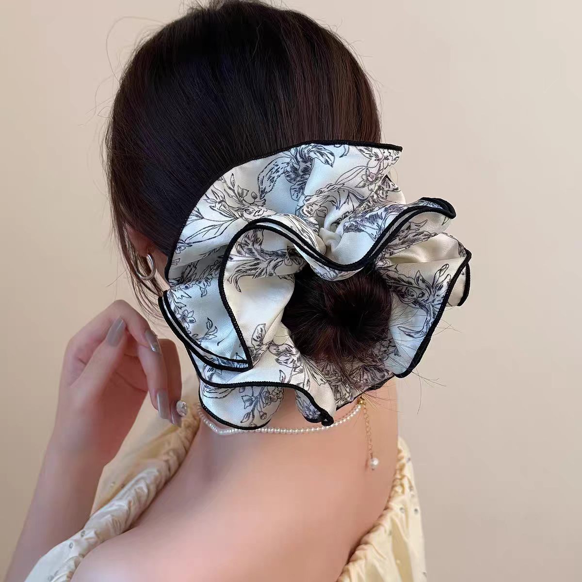 Rakuten - ホワイト × ブラック 花柄フリルシュシュ ヘアアクセサリー