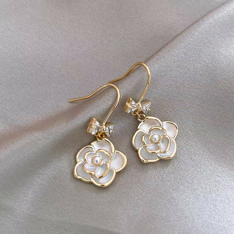 Rakuten - ゴールド パール調カメリアピアス 大人可愛い アクセサリー 18K 18金