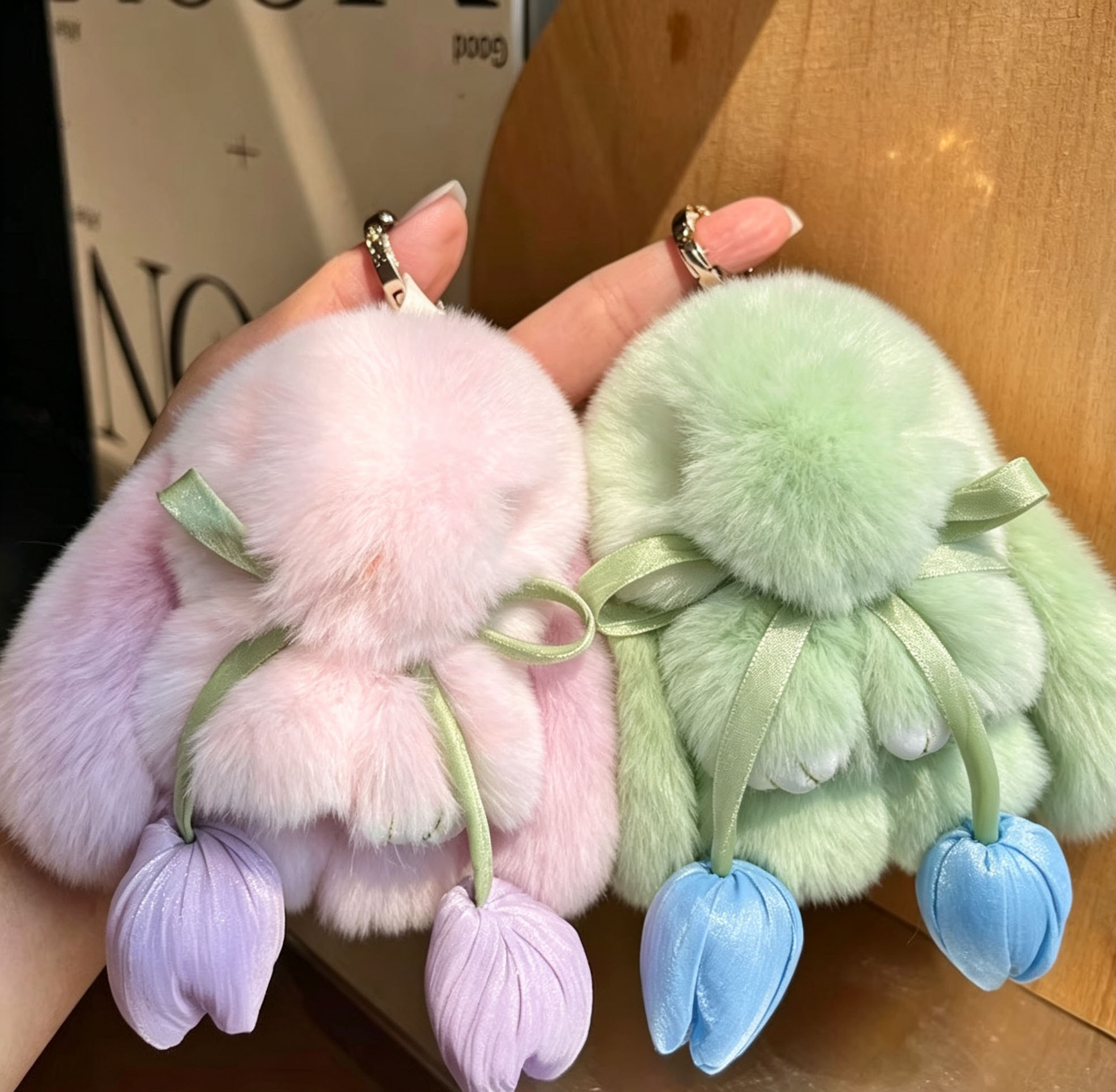Rakuten - チューリップうさぎ ファーキーホルダー 2色展開 バッグチャーム