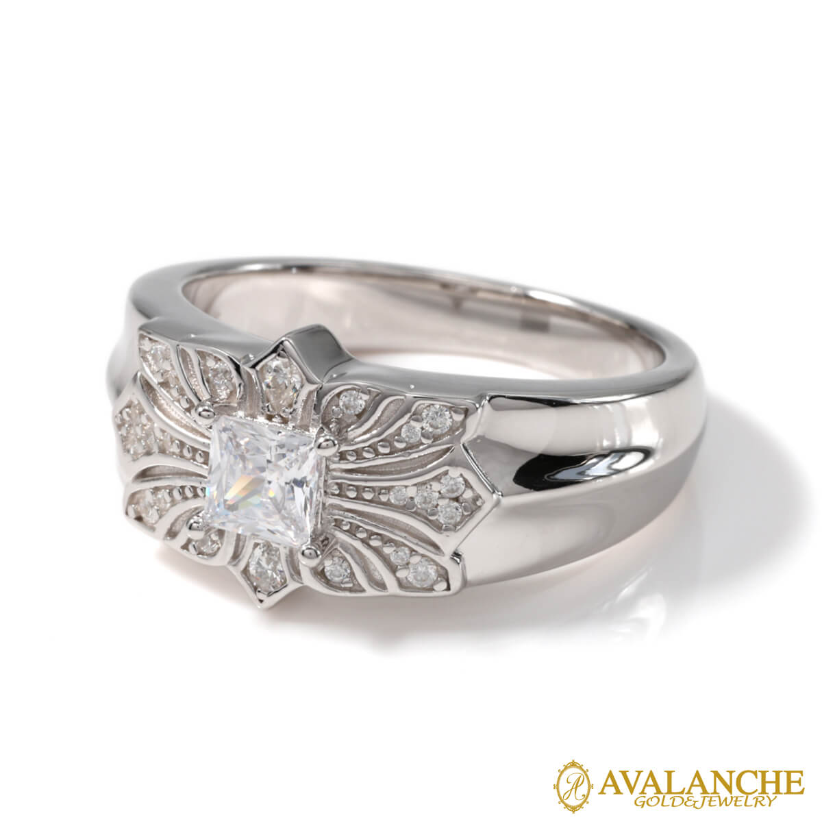 コメント 特徴的なデザインにジルコニアをセットしたシルバーリング。プリンセスカットとラウンドカットのジルコニアをセットし、全体にハイポリッシュ加工を施した、ジルコニアの輝きと素材の輝きの両方を活かしたデザインです。シンプルさの中に派手さもあ...