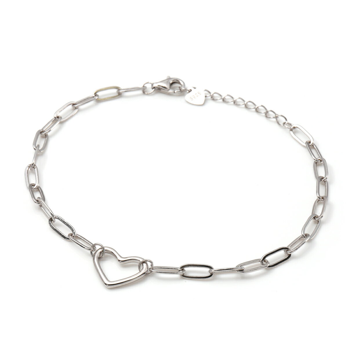 コメント 世界的に注目度の高いペーパークリップデザインのブレスレット。中央にはハート形のチャームが付いており、華奢なデザインで、様々なスタイルに合わせやすいデザインです。 素材 シルバー925 サイズ 幅3mm ※アジャスターで調整可能。 ...