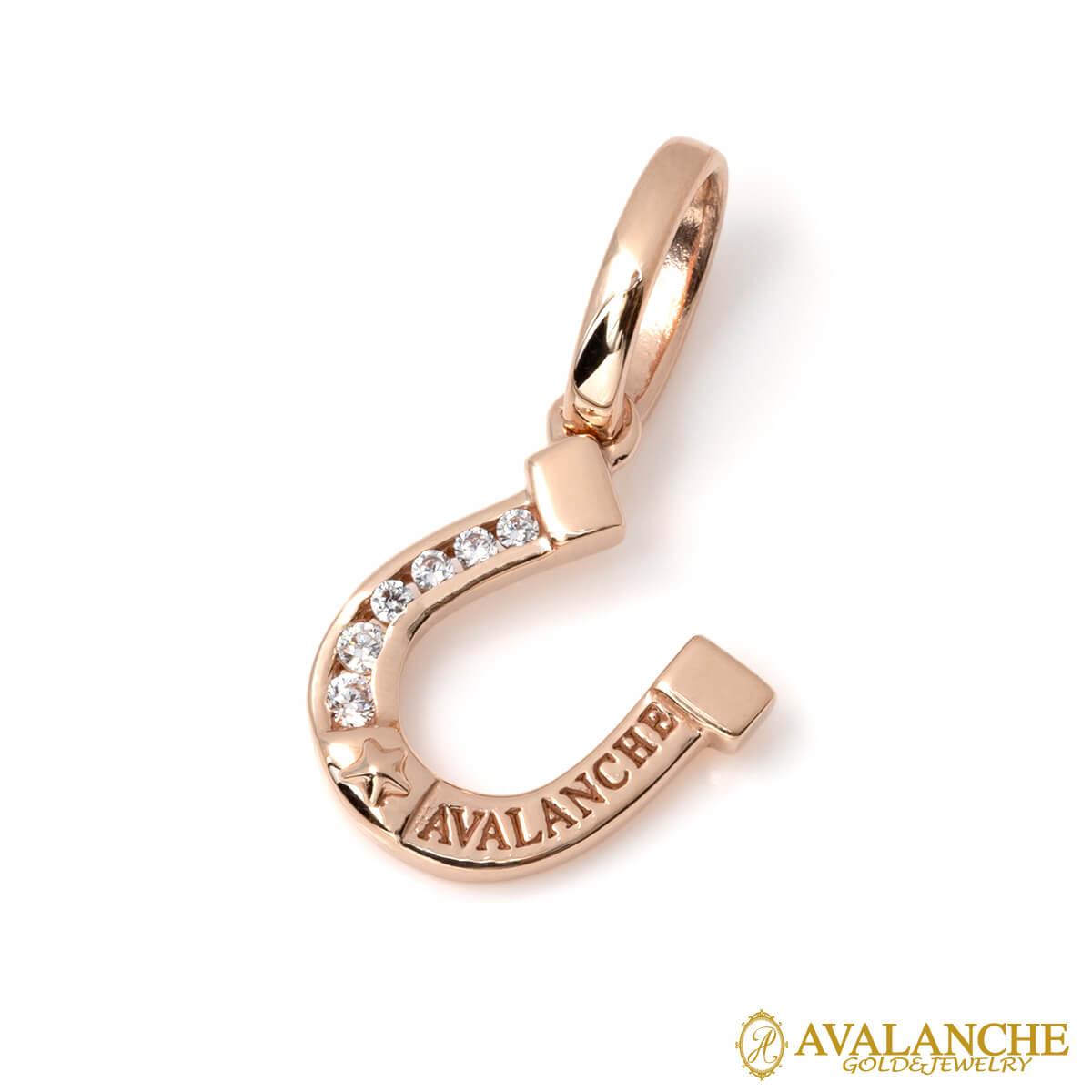 コメント 高い人気を誇るアヴァランチオリジナルホースシューデザインからスモールサイズのペンダントが登場。幸運を呼び寄せるとされる馬蹄デザインにAVALANCHEの文字と3Dスターをデザインし、さらにジルコニアを6石セットしたこだわりのデザイ...