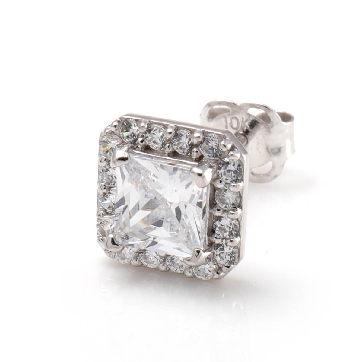 コメント スクエアタイプのジルコニアをセットしたホワイトゴールドピアス。耳元での輝き、存在感は共に抜群です。シンプルなデザインなので、様々なファッションにも合わせやすい逸品です。 素材 10K ホワイトゴールド 石 ジルコニア サイズ 縦幅...