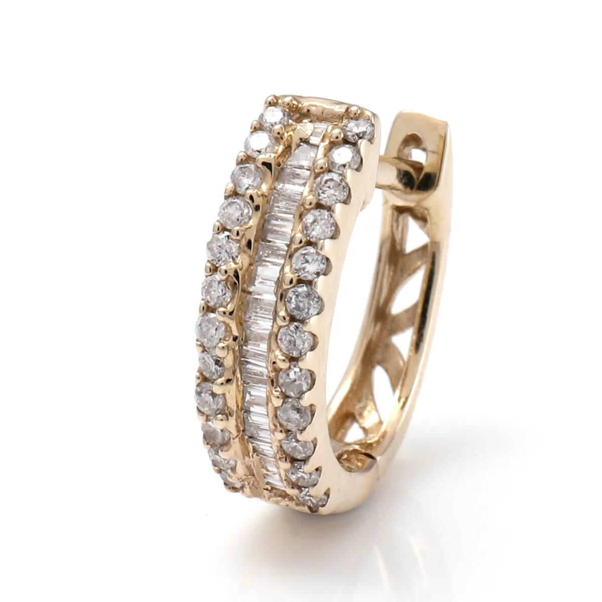 コメント 幅広いスタイルと相性が良い人気のフープピアス。ダイヤモンドを3列セットした輝きの美しいデザインです。 素材 10Kイエローゴールド 石 ダイヤモンド［0.17ct］ サイズ 直径 幅 12mm 3.7mm サイズは最長部を計測しております。 備考 定期的なお手入れにより、ご購入時の輝きが保たれます。お手入れ方法に関しては、 "アフターメンテナンス"をご覧下さい。 ※ピアスは片耳用での販売になります。 注文内容の変更・キャンセルについて ご注文から30分以降の送付先/注文者情報・お支払い方法・配送方法・備考欄の変更、複数送付先/商品の一部削除やキャンセルは致しかねますのであらかじめご了承ください。 カテゴリ ピアス ■お手入れ方法(AFTER CARE)はコチラ　