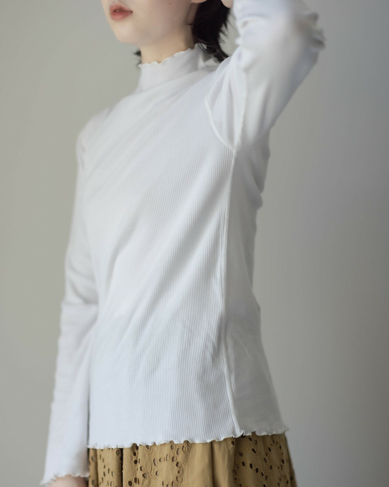 商品情報素材綿95％ポリウレタン5%サイズ/寸法着丈 ： 62身幅 ： 38その他商品説明衿口と袖口をフリルにし、程よく体に沿うシルエットのインナーです。スタイリングのアクセントになり、シャツともレイヤードしやすいので色違いで揃えて頂くのもオススメです。軽くて薄い針抜きテレコです。伸縮性が良く、着心地・肌心地がとてもよい素材です。注意モニター発色の具合により色合いが異なる場合がございます。ノースオブジェクト north object リラシク LILASIC 針抜き テレコ ボトル インナー オフホワイト ライトグレー チャコール ライトグリーン M トップス 綿 ポリウレタン フリル インナー 差し色 軽い 薄い 伸縮性 おしゃれ かわいい 秋 冬 カジュアル 衿口と袖口をフリルにし、程よく体に沿うシルエットのインナーです。 スタイリングのアクセントになり、シャツともレイヤードしやすいので色違いで揃えて頂くのもオススメです。軽くて薄い針抜きテレコです。伸縮性が良く、着心地・肌心地がとてもよい素材です。 5