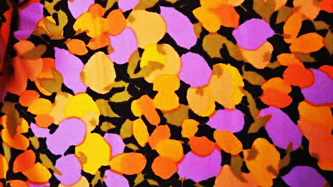【お値打ち商品】フランス製　毛85% ナイロン15%　ジャージ　黒地にオレンジ、ピンク、黄色の花柄　19−6　90x130センチ