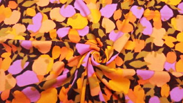 【お値打ち商品】フランス製　毛85% ナイロン15%　ジャージ　黒地にオレンジ、ピンク、黄色の花柄　19−6　90x130センチ
